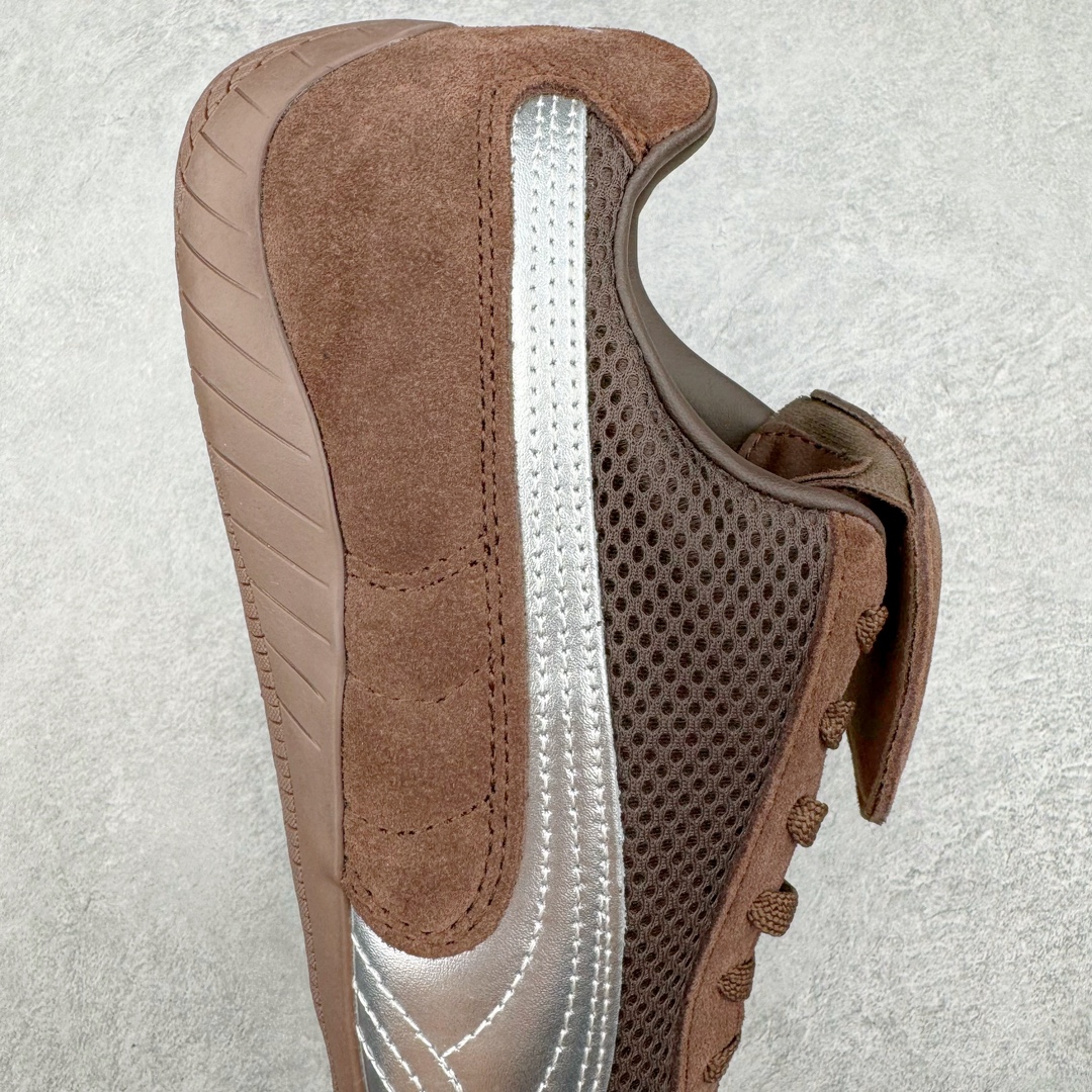 图片[6]-Puma Roma M Motorsport 彪马罗马阿莫尔系列低帮复古运动休闲赛车跑鞋 全球知名运动品牌PUMA宝马赛车系列，融合了宝马车队的标志性配色，以趣味十足又前卫复古的设计引领潮流，将赛道精神融入街头时尚，开启前卫竞速之旅。自1978年巴伐利亚车队走上世界舞台，宝马赛车就在全球汽车制造和赛车运动领域留下了浓墨重彩的一笔。全新的两款BMW MMS Roma与BMW MMS Speedboat鞋款，均从宝马车型中汲取灵感。以黑或白为底色，融入经典配色，主打前卫复古风。Roma鞋款的鞋侧以复古的流线造型，缀以宝马经典Logo，巧妙吸睛；而Speedcat鞋款以亮眼三色条纹元素缀以舒适鞋面，赋予了独特的个性美学，演绎赛车的无尽能量。 货号：397397-01 尺码：35.5 36 37 37.5 38 38.5 39 40 40.5 41 42 42.5 43 44 44.5 45-选品中心