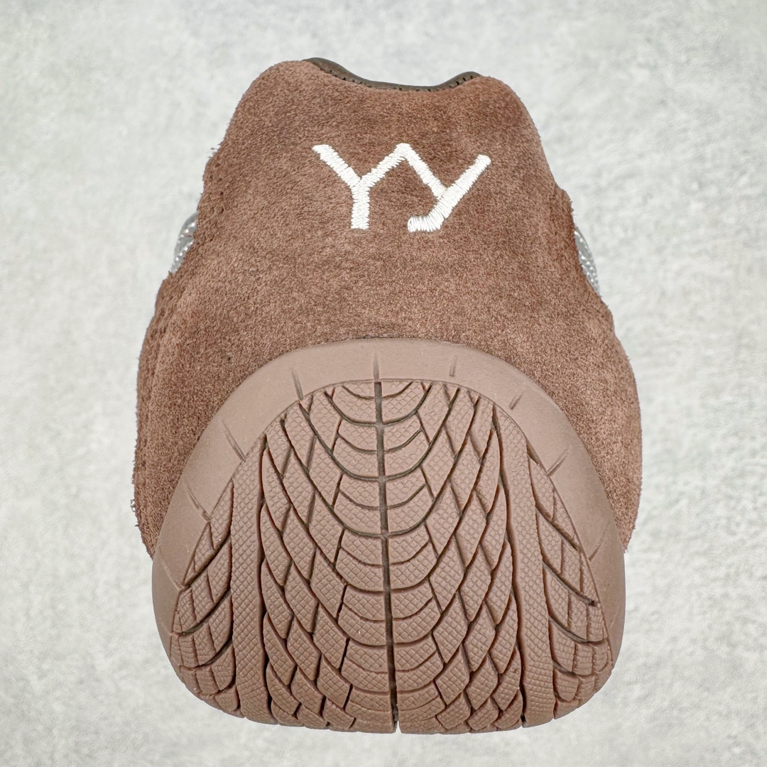 图片[8]-Puma Roma M Motorsport 彪马罗马阿莫尔系列低帮复古运动休闲赛车跑鞋 全球知名运动品牌PUMA宝马赛车系列，融合了宝马车队的标志性配色，以趣味十足又前卫复古的设计引领潮流，将赛道精神融入街头时尚，开启前卫竞速之旅。自1978年巴伐利亚车队走上世界舞台，宝马赛车就在全球汽车制造和赛车运动领域留下了浓墨重彩的一笔。全新的两款BMW MMS Roma与BMW MMS Speedboat鞋款，均从宝马车型中汲取灵感。以黑或白为底色，融入经典配色，主打前卫复古风。Roma鞋款的鞋侧以复古的流线造型，缀以宝马经典Logo，巧妙吸睛；而Speedcat鞋款以亮眼三色条纹元素缀以舒适鞋面，赋予了独特的个性美学，演绎赛车的无尽能量。 货号：397397-01 尺码：35.5 36 37 37.5 38 38.5 39 40 40.5 41 42 42.5 43 44 44.5 45-选品中心