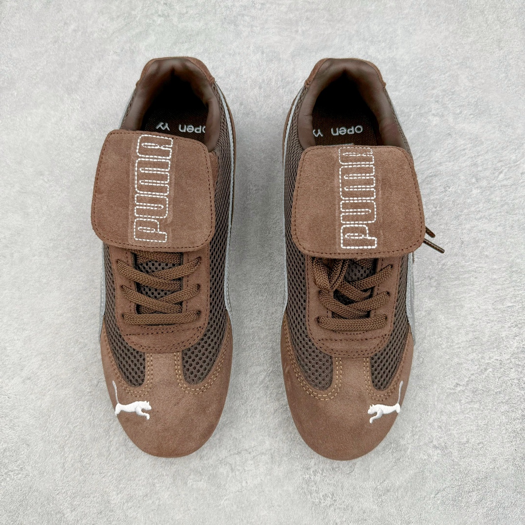 图片[2]-Puma Roma M Motorsport 彪马罗马阿莫尔系列低帮复古运动休闲赛车跑鞋 全球知名运动品牌PUMA宝马赛车系列，融合了宝马车队的标志性配色，以趣味十足又前卫复古的设计引领潮流，将赛道精神融入街头时尚，开启前卫竞速之旅。自1978年巴伐利亚车队走上世界舞台，宝马赛车就在全球汽车制造和赛车运动领域留下了浓墨重彩的一笔。全新的两款BMW MMS Roma与BMW MMS Speedboat鞋款，均从宝马车型中汲取灵感。以黑或白为底色，融入经典配色，主打前卫复古风。Roma鞋款的鞋侧以复古的流线造型，缀以宝马经典Logo，巧妙吸睛；而Speedcat鞋款以亮眼三色条纹元素缀以舒适鞋面，赋予了独特的个性美学，演绎赛车的无尽能量。 货号：397397-01 尺码：35.5 36 37 37.5 38 38.5 39 40 40.5 41 42 42.5 43 44 44.5 45-选品中心