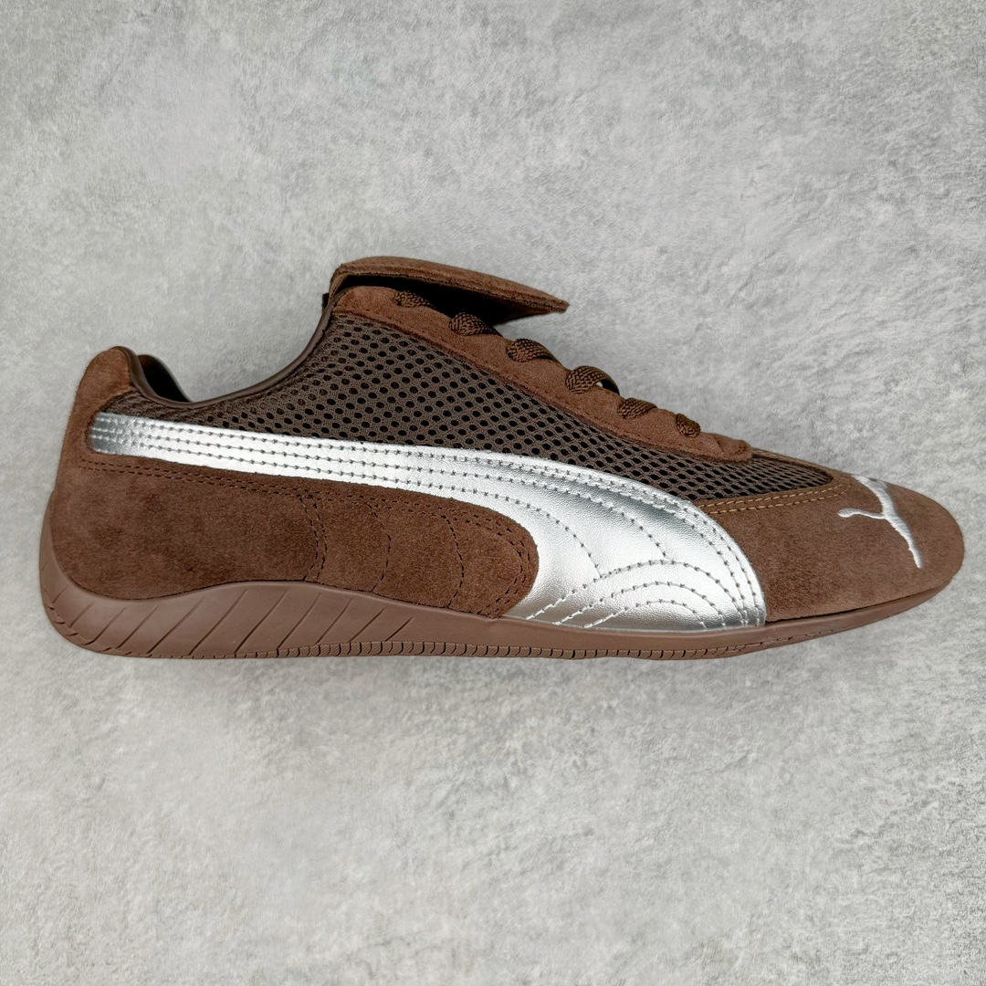 Puma Roma M Motorsport 彪马罗马阿莫尔系列低帮复古运动休闲赛车跑鞋 全球知名运动品牌PUMA宝马赛车系列，融合了宝马车队的标志性配色，以趣味十足又前卫复古的设计引领潮流，将赛道精神融入街头时尚，开启前卫竞速之旅。自1978年巴伐利亚车队走上世界舞台，宝马赛车就在全球汽车制造和赛车运动领域留下了浓墨重彩的一笔。全新的两款BMW MMS Roma与BMW MMS Speedboat鞋款，均从宝马车型中汲取灵感。以黑或白为底色，融入经典配色，主打前卫复古风。Roma鞋款的鞋侧以复古的流线造型，缀以宝马经典Logo，巧妙吸睛；而Speedcat鞋款以亮眼三色条纹元素缀以舒适鞋面，赋予了独特的个性美学，演绎赛车的无尽能量。 货号：397397-01 尺码：35.5 36 37 37.5 38 38.5 39 40 40.5 41 42 42.5 43 44 44.5 45-选品中心