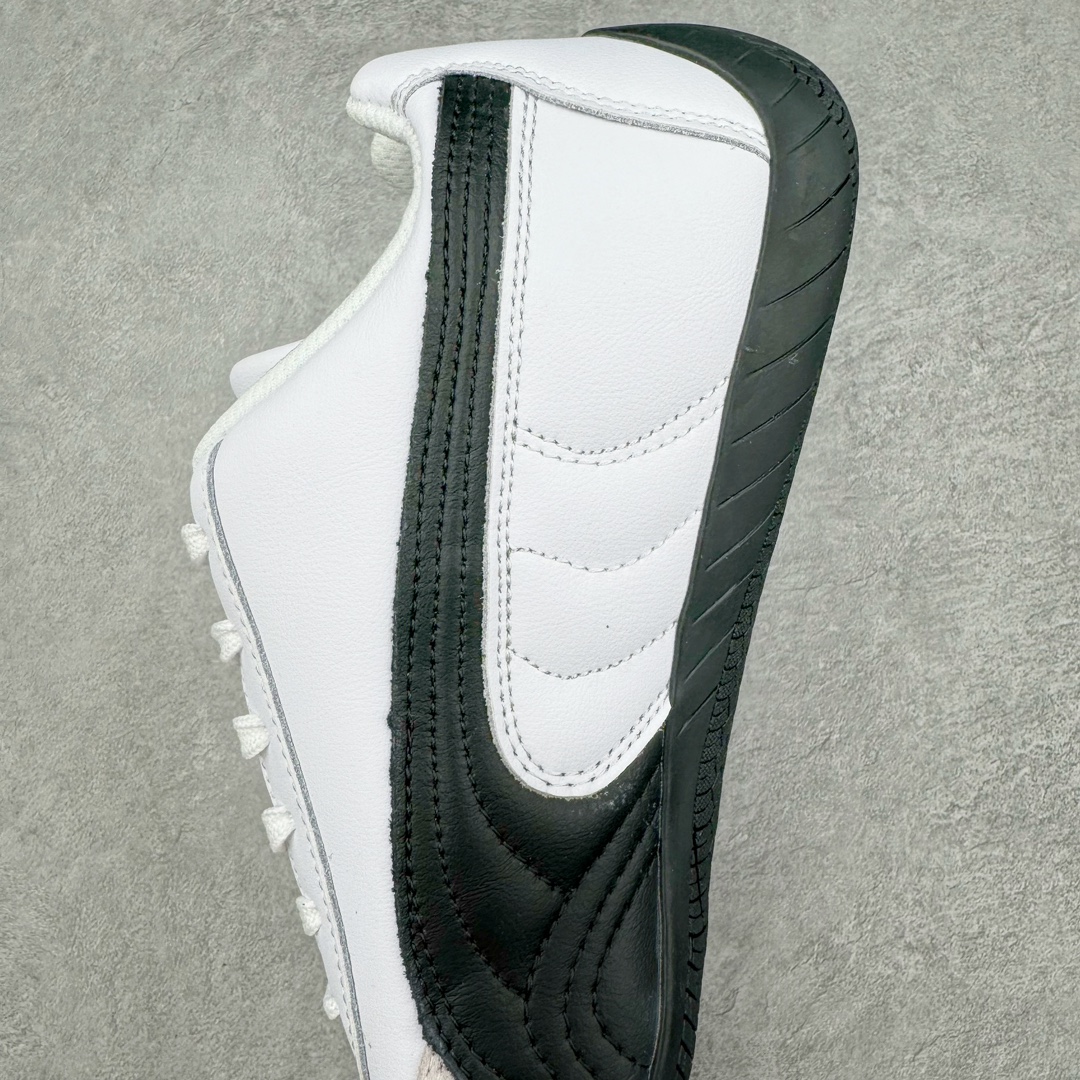 图片[7]-Puma Roma M Motorsport 彪马罗马阿莫尔系列低帮复古运动休闲赛车跑鞋 全球知名运动品牌PUMA宝马赛车系列，融合了宝马车队的标志性配色，以趣味十足又前卫复古的设计引领潮流，将赛道精神融入街头时尚，开启前卫竞速之旅。自1978年巴伐利亚车队走上世界舞台，宝马赛车就在全球汽车制造和赛车运动领域留下了浓墨重彩的一笔。全新的两款BMW MMS Roma与BMW MMS Speedboat鞋款，均从宝马车型中汲取灵感。以黑或白为底色，融入经典配色，主打前卫复古风。Roma鞋款的鞋侧以复古的流线造型，缀以宝马经典Logo，巧妙吸睛；而Speedcat鞋款以亮眼三色条纹元素缀以舒适鞋面，赋予了独特的个性美学，演绎赛车的无尽能量。 货号：397397-01 尺码：35.5 36 37 37.5 38 38.5 39 40 40.5 41 42 42.5 43 44 44.5 45-选品中心