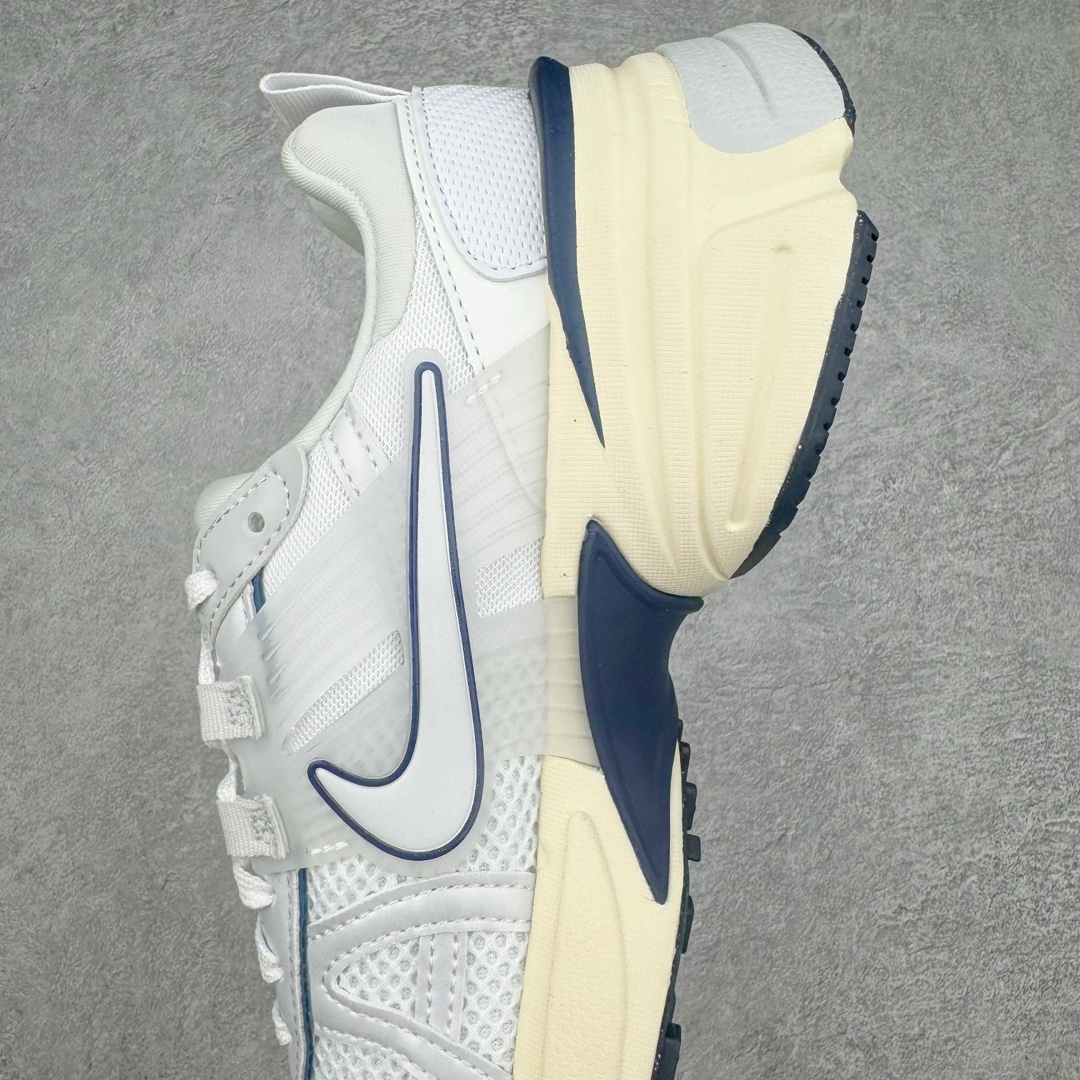 图片[7]-NK V2K Runtekk 减震防滑低帮 复古老爹鞋跑步鞋 FD0736-102 鞋款被命名为 Runtekk 设计上借鉴了 2000 年的跑鞋风格 配色上以金属银为主调 简练又有复古运动气质 材质上使用大面积网眼、皮革、TPU 组成 支撑和透气性肯定不错 中底处由 Cushlon 泡绵打造 保证在压马路时可以提供优秀脚感 并通过一手做旧氧化效果突出复古感 中底造型很容易让大家联想到巴黎世家3XL 增高效果同样不能忽视 尺码：36 36.5 37.5 38 38.5 39 40 40.5 41 42 42.5 43 44 44.5 45-选品中心