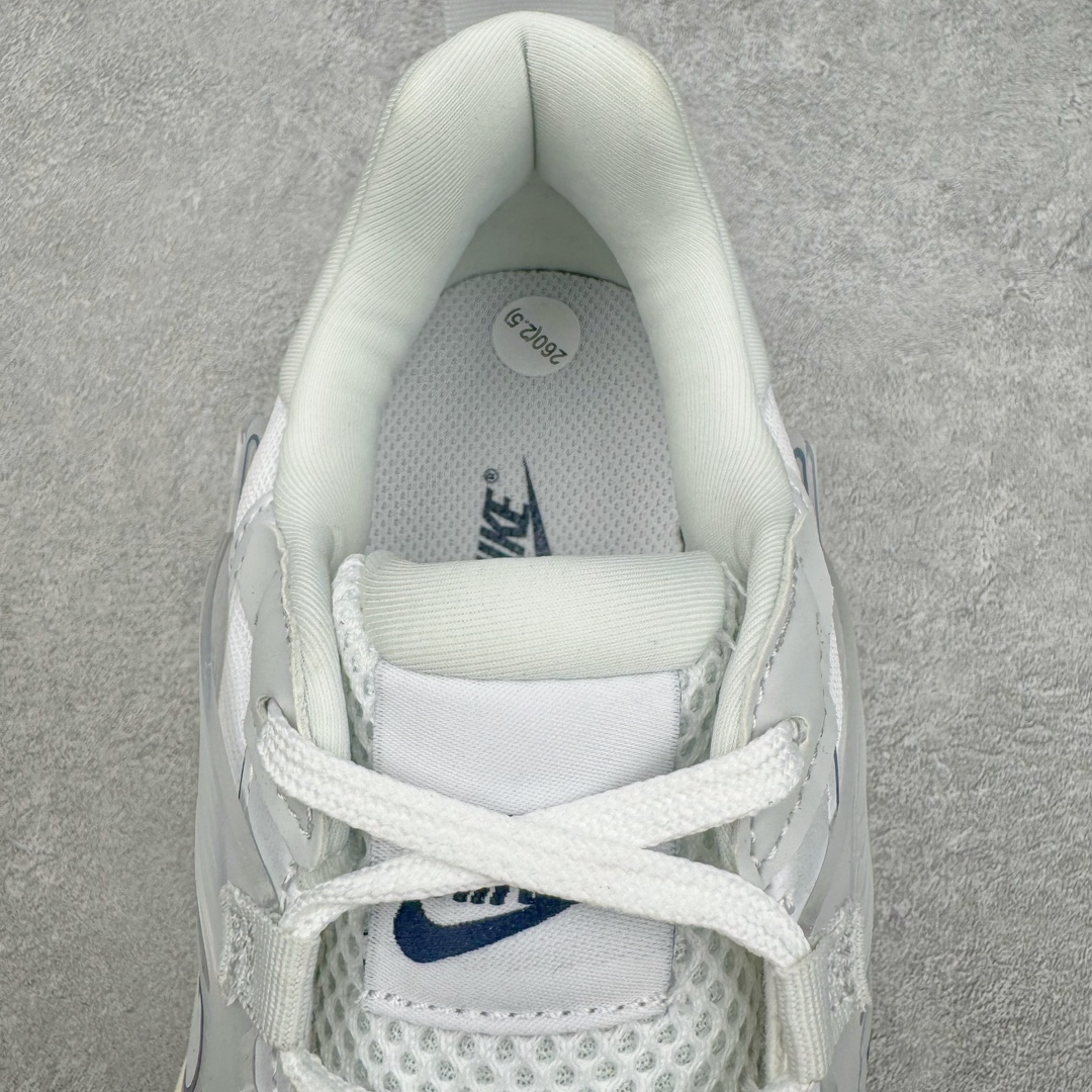 图片[14]-NK V2K Runtekk 减震防滑低帮 复古老爹鞋跑步鞋 FD0736-102 鞋款被命名为 Runtekk 设计上借鉴了 2000 年的跑鞋风格 配色上以金属银为主调 简练又有复古运动气质 材质上使用大面积网眼、皮革、TPU 组成 支撑和透气性肯定不错 中底处由 Cushlon 泡绵打造 保证在压马路时可以提供优秀脚感 并通过一手做旧氧化效果突出复古感 中底造型很容易让大家联想到巴黎世家3XL 增高效果同样不能忽视 尺码：36 36.5 37.5 38 38.5 39 40 40.5 41 42 42.5 43 44 44.5 45-选品中心