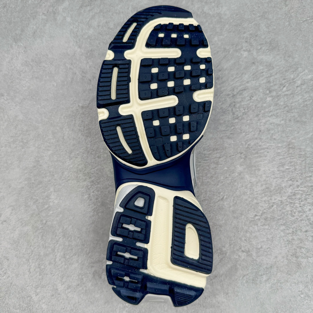 图片[9]-NK V2K Runtekk 减震防滑低帮 复古老爹鞋跑步鞋 FD0736-102 鞋款被命名为 Runtekk 设计上借鉴了 2000 年的跑鞋风格 配色上以金属银为主调 简练又有复古运动气质 材质上使用大面积网眼、皮革、TPU 组成 支撑和透气性肯定不错 中底处由 Cushlon 泡绵打造 保证在压马路时可以提供优秀脚感 并通过一手做旧氧化效果突出复古感 中底造型很容易让大家联想到巴黎世家3XL 增高效果同样不能忽视 尺码：36 36.5 37.5 38 38.5 39 40 40.5 41 42 42.5 43 44 44.5 45-选品中心