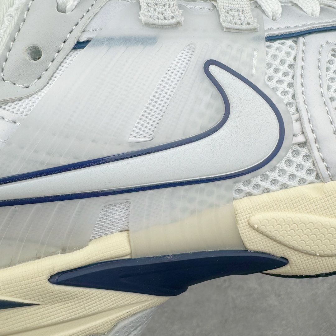 图片[11]-NK V2K Runtekk 减震防滑低帮 复古老爹鞋跑步鞋 FD0736-102 鞋款被命名为 Runtekk 设计上借鉴了 2000 年的跑鞋风格 配色上以金属银为主调 简练又有复古运动气质 材质上使用大面积网眼、皮革、TPU 组成 支撑和透气性肯定不错 中底处由 Cushlon 泡绵打造 保证在压马路时可以提供优秀脚感 并通过一手做旧氧化效果突出复古感 中底造型很容易让大家联想到巴黎世家3XL 增高效果同样不能忽视 尺码：36 36.5 37.5 38 38.5 39 40 40.5 41 42 42.5 43 44 44.5 45-选品中心