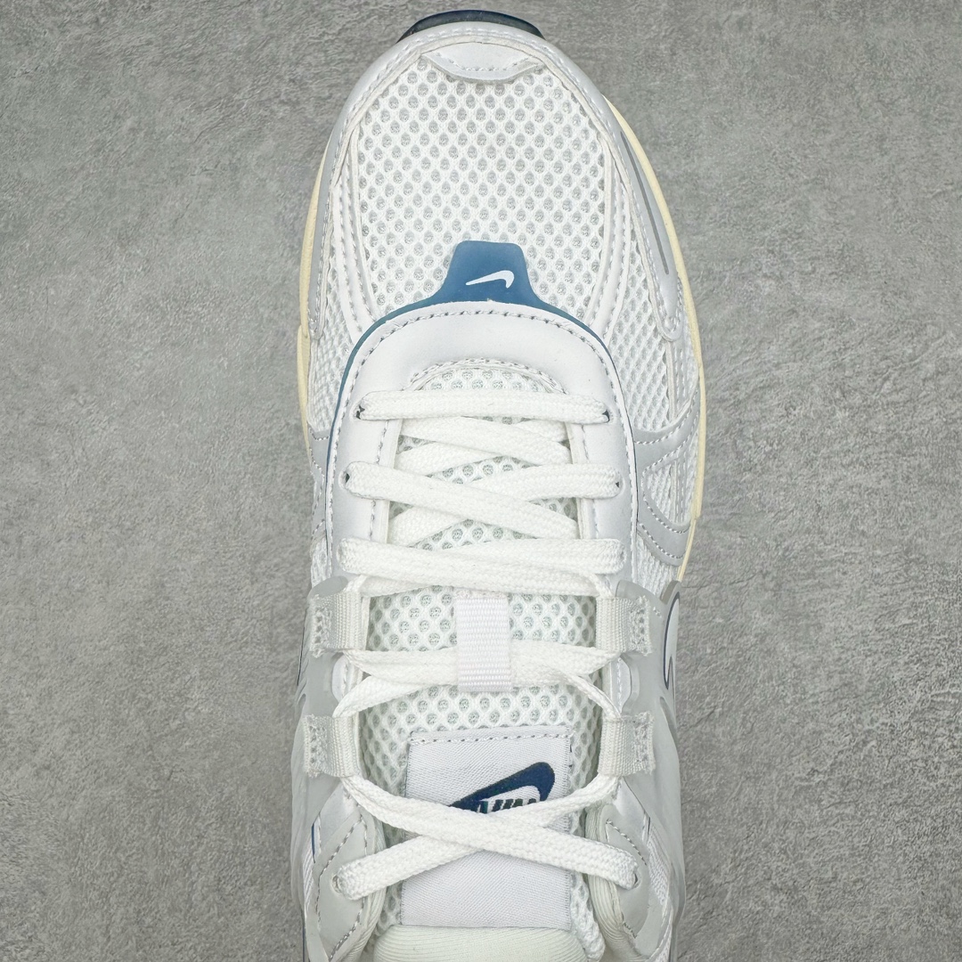 图片[4]-NK V2K Runtekk 减震防滑低帮 复古老爹鞋跑步鞋 FD0736-102 鞋款被命名为 Runtekk 设计上借鉴了 2000 年的跑鞋风格 配色上以金属银为主调 简练又有复古运动气质 材质上使用大面积网眼、皮革、TPU 组成 支撑和透气性肯定不错 中底处由 Cushlon 泡绵打造 保证在压马路时可以提供优秀脚感 并通过一手做旧氧化效果突出复古感 中底造型很容易让大家联想到巴黎世家3XL 增高效果同样不能忽视 尺码：36 36.5 37.5 38 38.5 39 40 40.5 41 42 42.5 43 44 44.5 45-选品中心