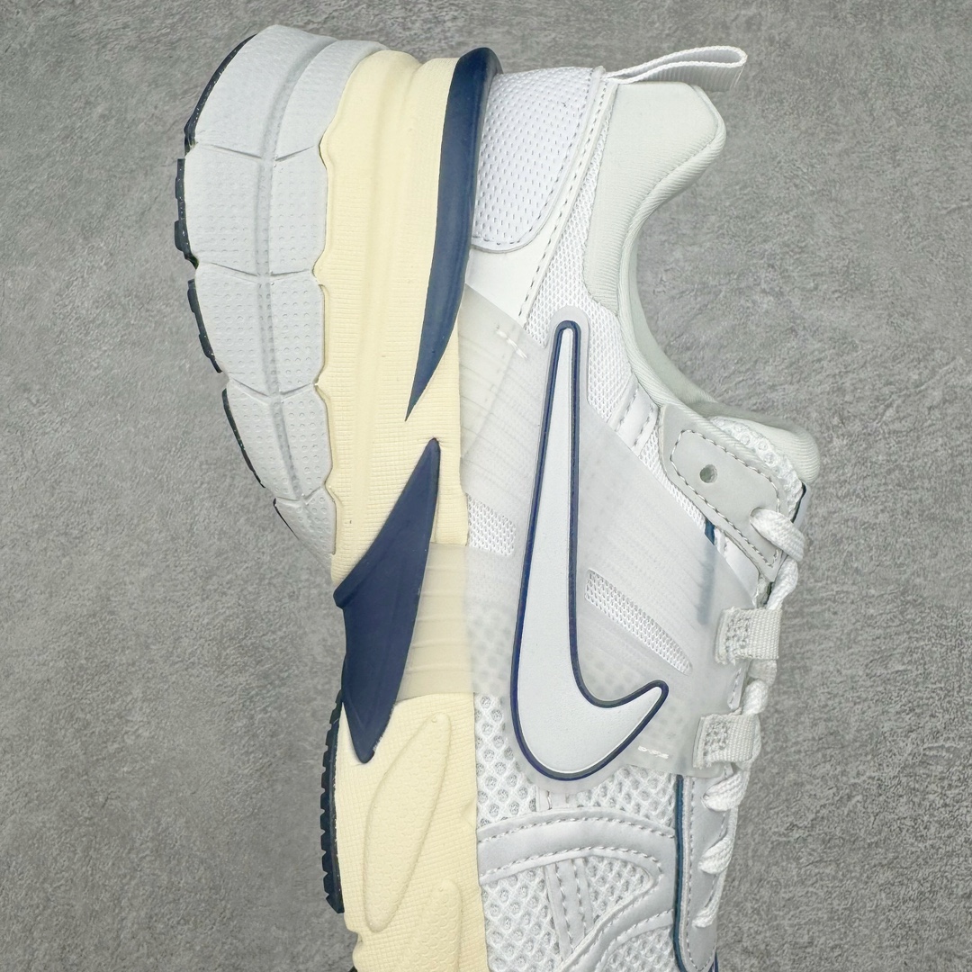 图片[6]-NK V2K Runtekk 减震防滑低帮 复古老爹鞋跑步鞋 FD0736-102 鞋款被命名为 Runtekk 设计上借鉴了 2000 年的跑鞋风格 配色上以金属银为主调 简练又有复古运动气质 材质上使用大面积网眼、皮革、TPU 组成 支撑和透气性肯定不错 中底处由 Cushlon 泡绵打造 保证在压马路时可以提供优秀脚感 并通过一手做旧氧化效果突出复古感 中底造型很容易让大家联想到巴黎世家3XL 增高效果同样不能忽视 尺码：36 36.5 37.5 38 38.5 39 40 40.5 41 42 42.5 43 44 44.5 45-选品中心