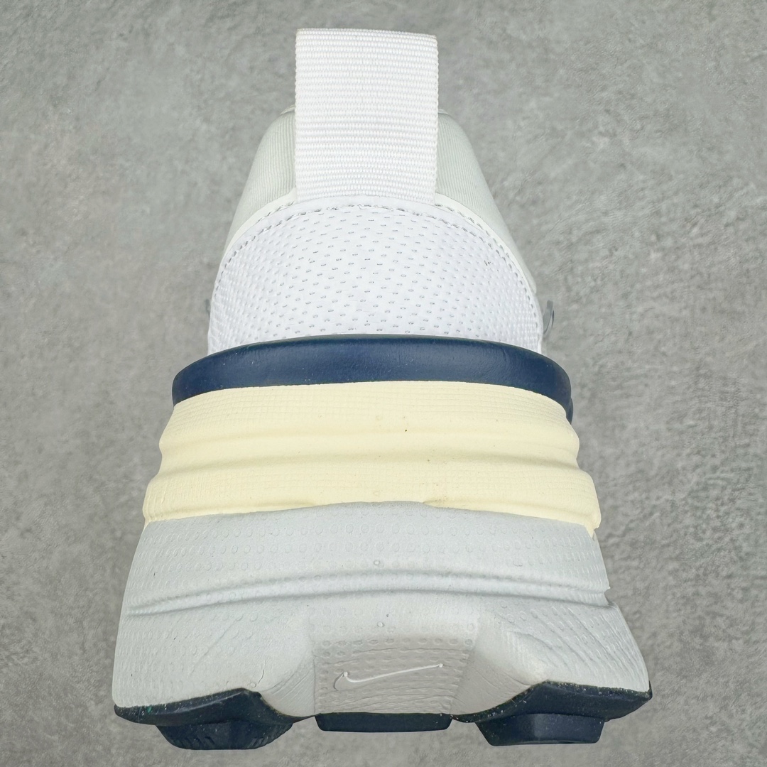 图片[8]-NK V2K Runtekk 减震防滑低帮 复古老爹鞋跑步鞋 FD0736-102 鞋款被命名为 Runtekk 设计上借鉴了 2000 年的跑鞋风格 配色上以金属银为主调 简练又有复古运动气质 材质上使用大面积网眼、皮革、TPU 组成 支撑和透气性肯定不错 中底处由 Cushlon 泡绵打造 保证在压马路时可以提供优秀脚感 并通过一手做旧氧化效果突出复古感 中底造型很容易让大家联想到巴黎世家3XL 增高效果同样不能忽视 尺码：36 36.5 37.5 38 38.5 39 40 40.5 41 42 42.5 43 44 44.5 45-选品中心