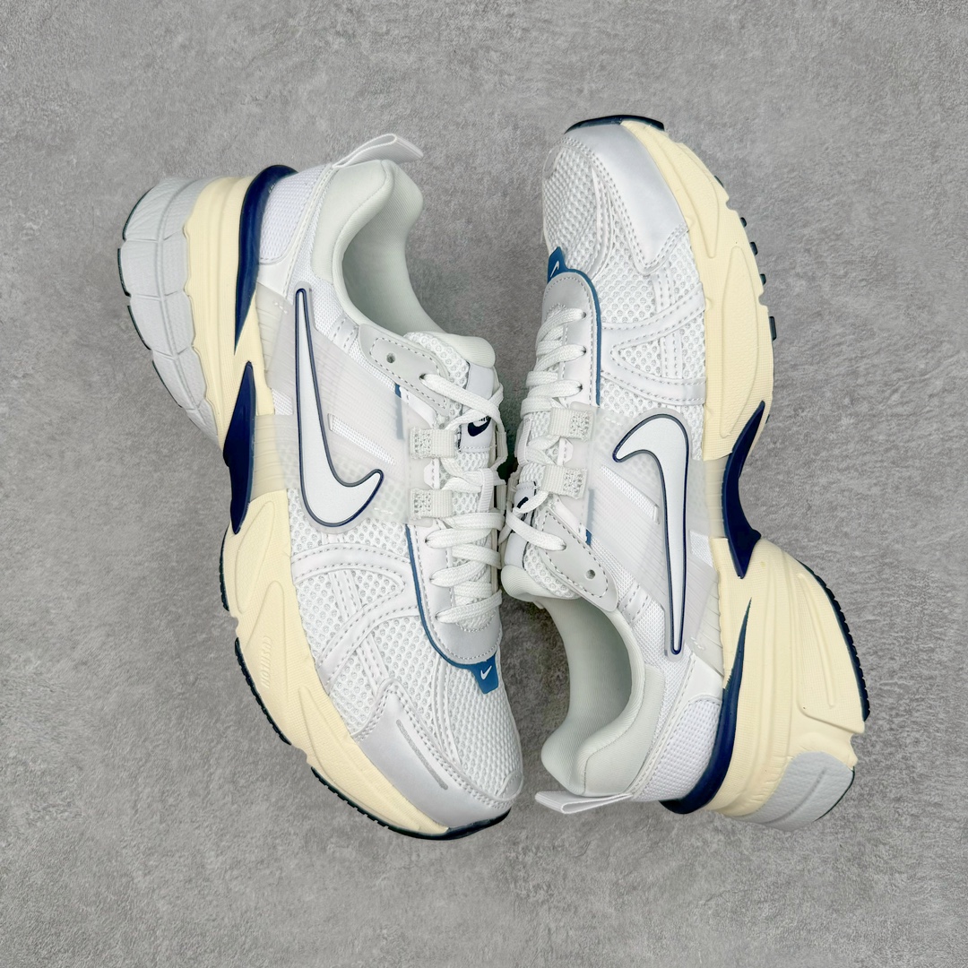 图片[3]-NK V2K Runtekk 减震防滑低帮 复古老爹鞋跑步鞋 FD0736-102 鞋款被命名为 Runtekk 设计上借鉴了 2000 年的跑鞋风格 配色上以金属银为主调 简练又有复古运动气质 材质上使用大面积网眼、皮革、TPU 组成 支撑和透气性肯定不错 中底处由 Cushlon 泡绵打造 保证在压马路时可以提供优秀脚感 并通过一手做旧氧化效果突出复古感 中底造型很容易让大家联想到巴黎世家3XL 增高效果同样不能忽视 尺码：36 36.5 37.5 38 38.5 39 40 40.5 41 42 42.5 43 44 44.5 45-选品中心