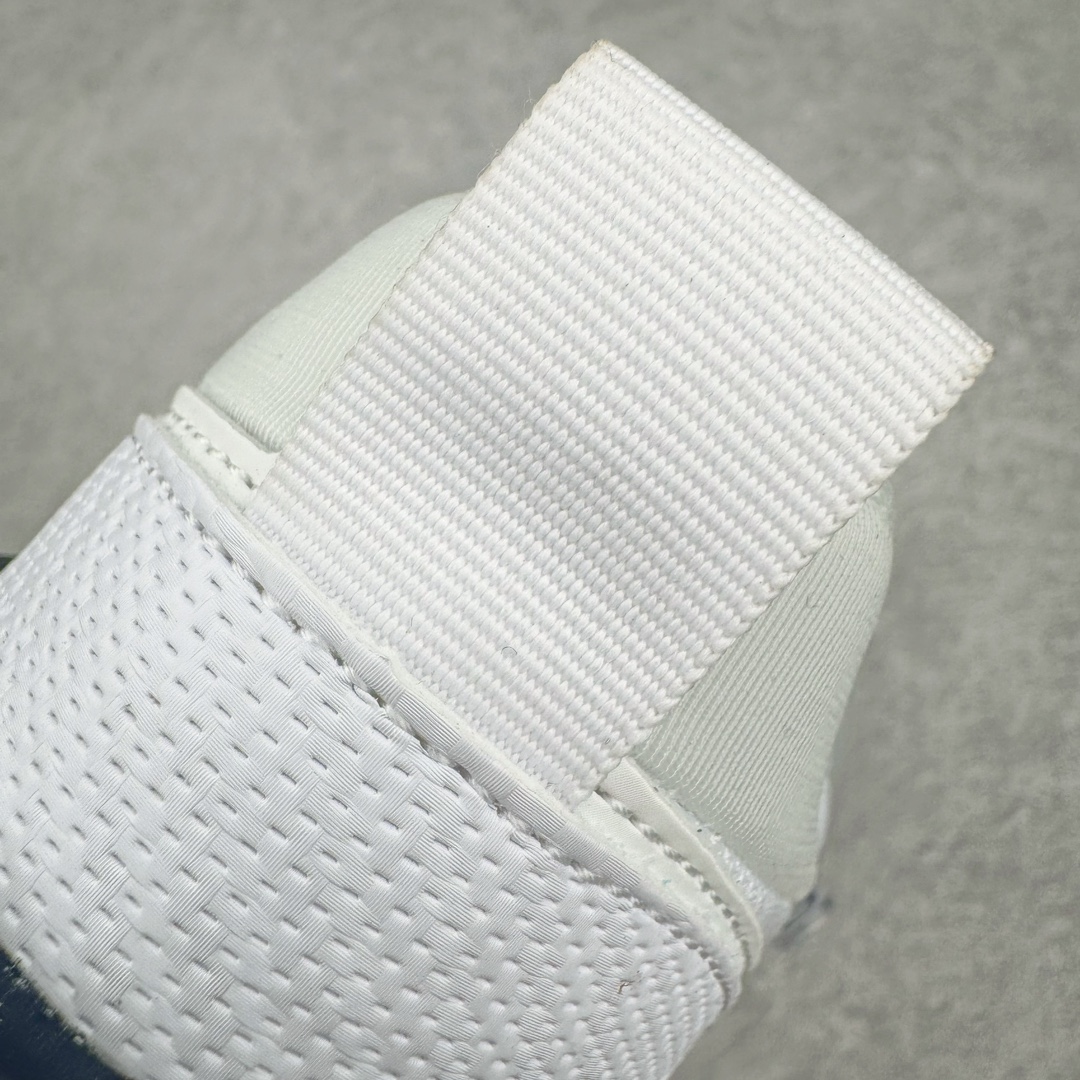 图片[12]-NK V2K Runtekk 减震防滑低帮 复古老爹鞋跑步鞋 FD0736-102 鞋款被命名为 Runtekk 设计上借鉴了 2000 年的跑鞋风格 配色上以金属银为主调 简练又有复古运动气质 材质上使用大面积网眼、皮革、TPU 组成 支撑和透气性肯定不错 中底处由 Cushlon 泡绵打造 保证在压马路时可以提供优秀脚感 并通过一手做旧氧化效果突出复古感 中底造型很容易让大家联想到巴黎世家3XL 增高效果同样不能忽视 尺码：36 36.5 37.5 38 38.5 39 40 40.5 41 42 42.5 43 44 44.5 45-选品中心