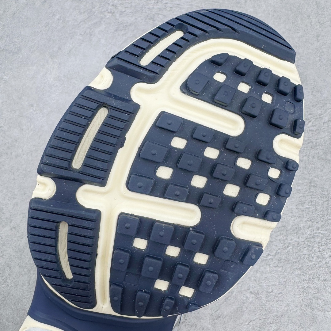 图片[10]-NK V2K Runtekk 减震防滑低帮 复古老爹鞋跑步鞋 FD0736-102 鞋款被命名为 Runtekk 设计上借鉴了 2000 年的跑鞋风格 配色上以金属银为主调 简练又有复古运动气质 材质上使用大面积网眼、皮革、TPU 组成 支撑和透气性肯定不错 中底处由 Cushlon 泡绵打造 保证在压马路时可以提供优秀脚感 并通过一手做旧氧化效果突出复古感 中底造型很容易让大家联想到巴黎世家3XL 增高效果同样不能忽视 尺码：36 36.5 37.5 38 38.5 39 40 40.5 41 42 42.5 43 44 44.5 45-选品中心