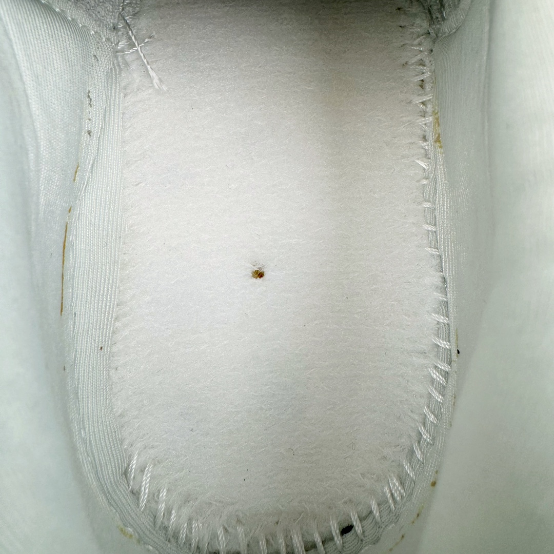 图片[15]-NK V2K Runtekk 减震防滑低帮 复古老爹鞋跑步鞋 FD0736-102 鞋款被命名为 Runtekk 设计上借鉴了 2000 年的跑鞋风格 配色上以金属银为主调 简练又有复古运动气质 材质上使用大面积网眼、皮革、TPU 组成 支撑和透气性肯定不错 中底处由 Cushlon 泡绵打造 保证在压马路时可以提供优秀脚感 并通过一手做旧氧化效果突出复古感 中底造型很容易让大家联想到巴黎世家3XL 增高效果同样不能忽视 尺码：36 36.5 37.5 38 38.5 39 40 40.5 41 42 42.5 43 44 44.5 45-选品中心