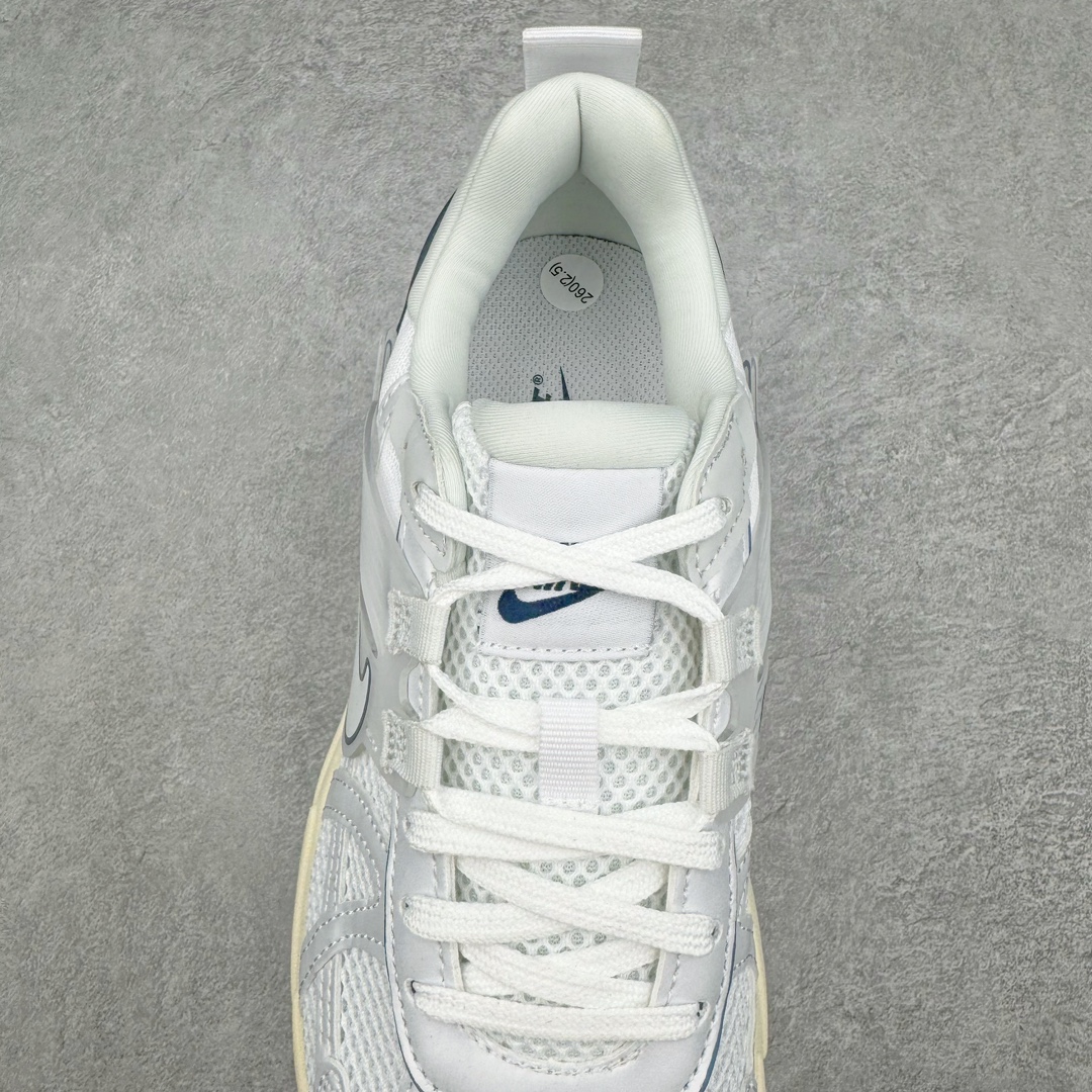 图片[5]-NK V2K Runtekk 减震防滑低帮 复古老爹鞋跑步鞋 FD0736-102 鞋款被命名为 Runtekk 设计上借鉴了 2000 年的跑鞋风格 配色上以金属银为主调 简练又有复古运动气质 材质上使用大面积网眼、皮革、TPU 组成 支撑和透气性肯定不错 中底处由 Cushlon 泡绵打造 保证在压马路时可以提供优秀脚感 并通过一手做旧氧化效果突出复古感 中底造型很容易让大家联想到巴黎世家3XL 增高效果同样不能忽视 尺码：36 36.5 37.5 38 38.5 39 40 40.5 41 42 42.5 43 44 44.5 45-选品中心