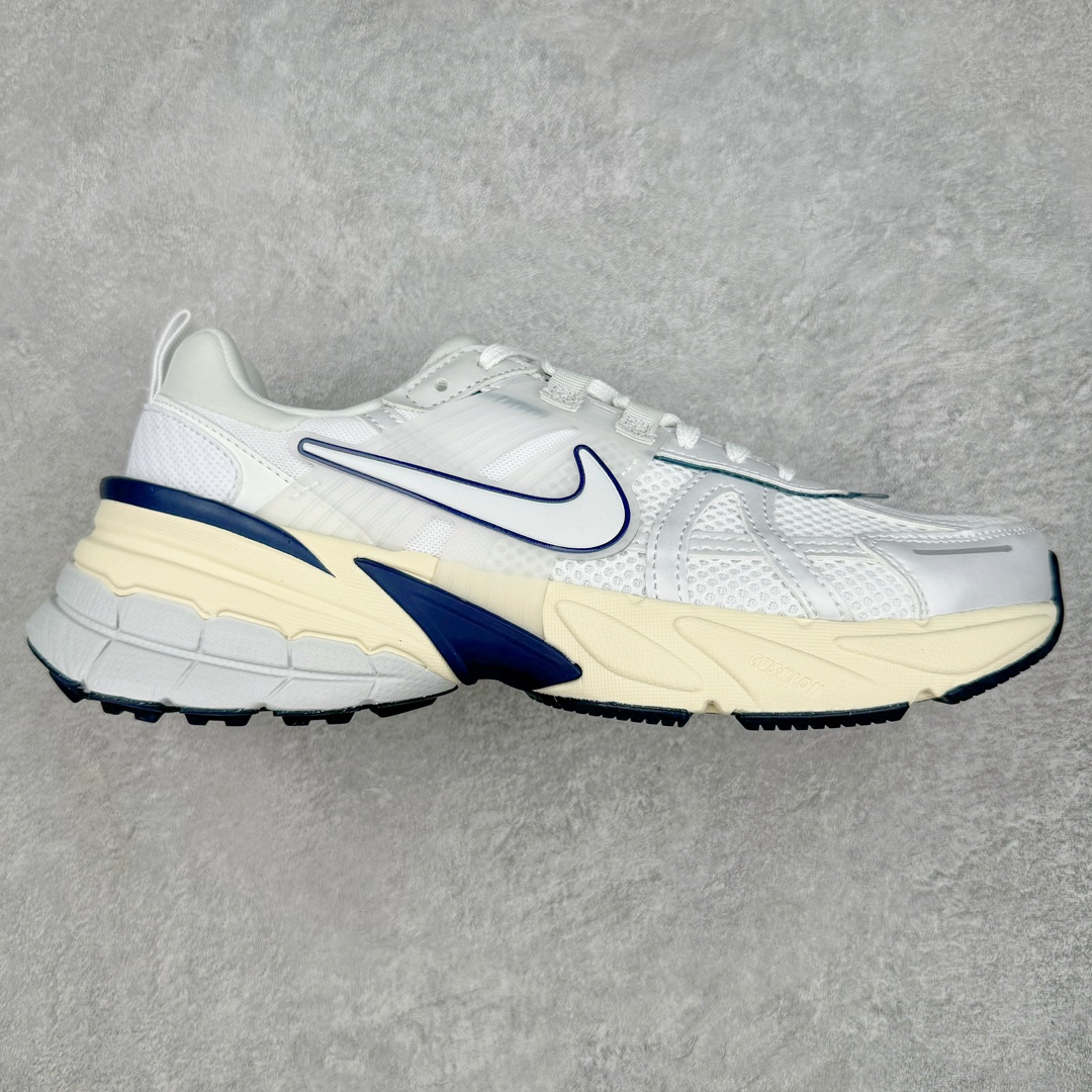 NK V2K Runtekk 减震防滑低帮 复古老爹鞋跑步鞋 FD0736-102 鞋款被命名为 Runtekk 设计上借鉴了 2000 年的跑鞋风格 配色上以金属银为主调 简练又有复古运动气质 材质上使用大面积网眼、皮革、TPU 组成 支撑和透气性肯定不错 中底处由 Cushlon 泡绵打造 保证在压马路时可以提供优秀脚感 并通过一手做旧氧化效果突出复古感 中底造型很容易让大家联想到巴黎世家3XL 增高效果同样不能忽视 尺码：36 36.5 37.5 38 38.5 39 40 40.5 41 42 42.5 43 44 44.5 45-选品中心