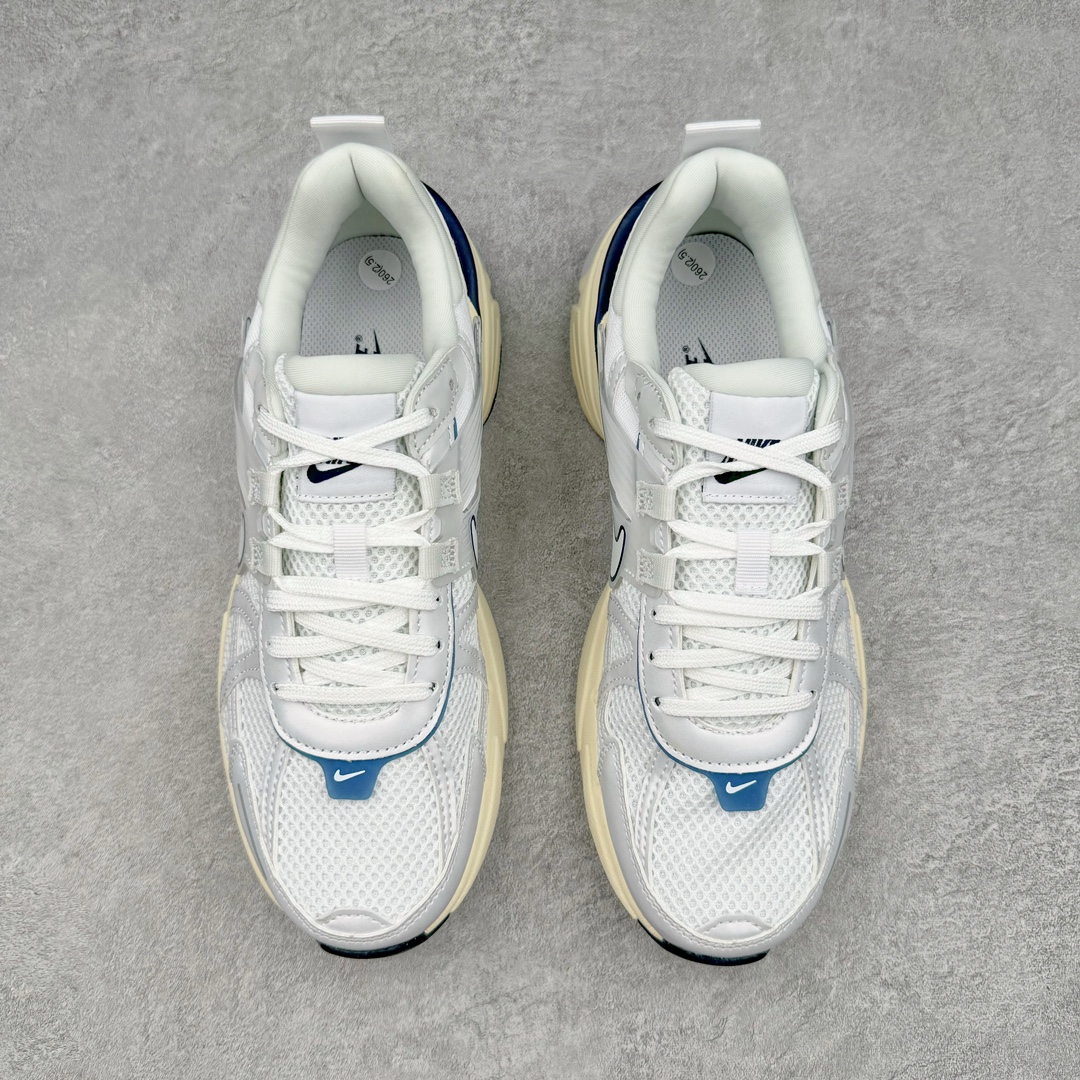 图片[2]-NK V2K Runtekk 减震防滑低帮 复古老爹鞋跑步鞋 FD0736-102 鞋款被命名为 Runtekk 设计上借鉴了 2000 年的跑鞋风格 配色上以金属银为主调 简练又有复古运动气质 材质上使用大面积网眼、皮革、TPU 组成 支撑和透气性肯定不错 中底处由 Cushlon 泡绵打造 保证在压马路时可以提供优秀脚感 并通过一手做旧氧化效果突出复古感 中底造型很容易让大家联想到巴黎世家3XL 增高效果同样不能忽视 尺码：36 36.5 37.5 38 38.5 39 40 40.5 41 42 42.5 43 44 44.5 45-选品中心