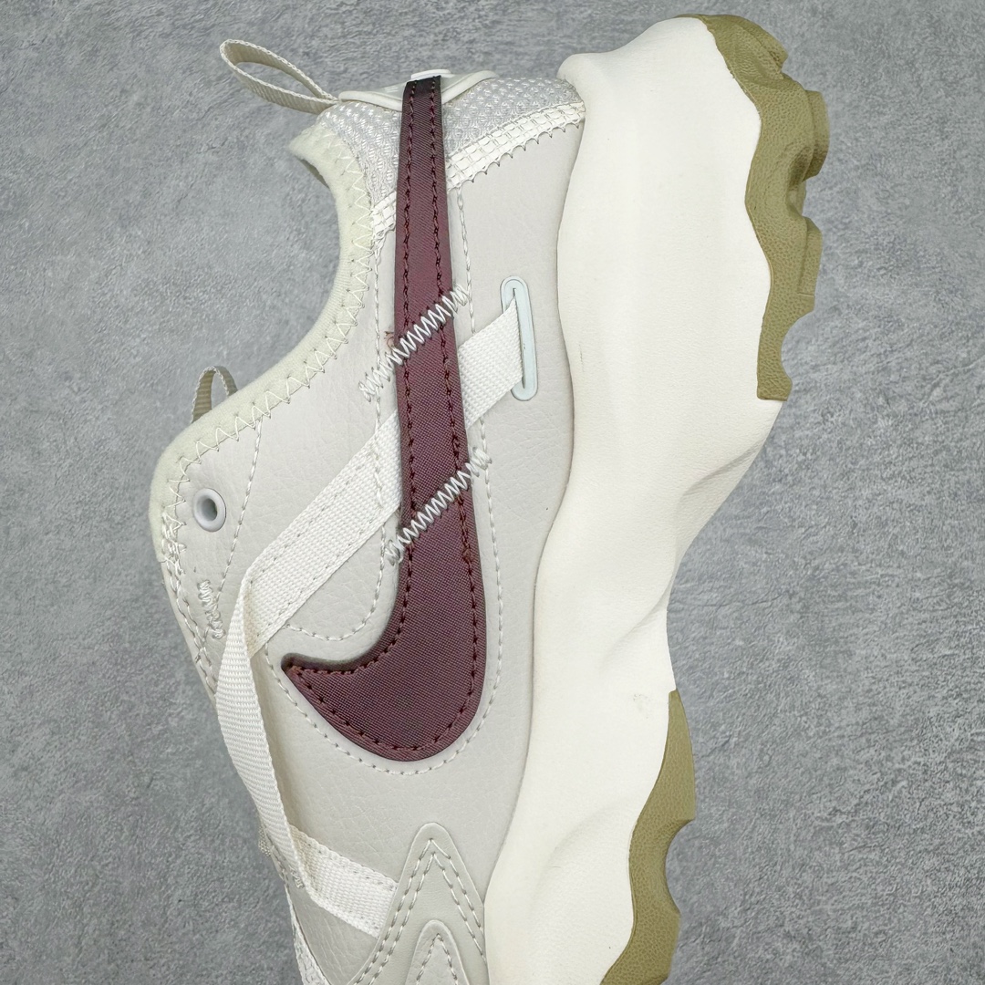 图片[7]-NK TC 7900 Lx 人气单品复古老爹鞋 DD9682-003 织带与对勾交错穿插 以及它的走线和收口 看起来都非常的有设计感 很高级（对勾是有反光效果的）鞋底用了厚实的泡绵不仅可以缓震 更提升了穿着的舒适感 最主要的是泡绵会使鞋子变得很轻 所以这双鞋上脚也是又舒服又轻便 走路逛街都不会觉得很累 脚感底部泡棉搭配了橡胶 所以它的耐穿性和抓地性也非常得好 鞋跟大概有三四公分的厚度 所以这双鞋具有一定的增高和拉长小腿的效果 尺码：35.5 36 36.5 37.5 38 38.5 39 40 40.5 41 42 42.5 43 44 44.5 45-选品中心