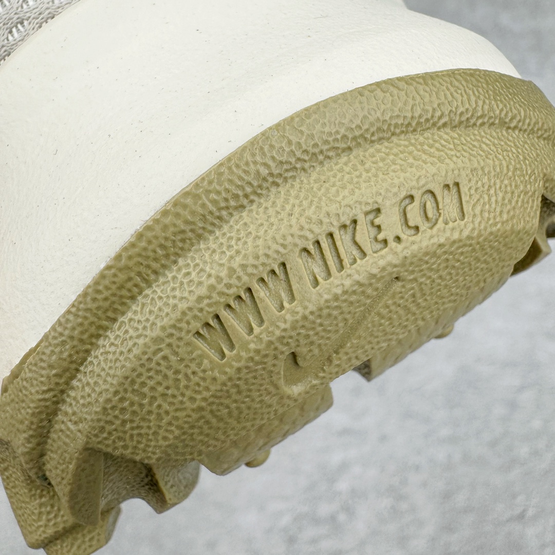 图片[11]-NK TC 7900 Lx 人气单品复古老爹鞋 DD9682-003 织带与对勾交错穿插 以及它的走线和收口 看起来都非常的有设计感 很高级（对勾是有反光效果的）鞋底用了厚实的泡绵不仅可以缓震 更提升了穿着的舒适感 最主要的是泡绵会使鞋子变得很轻 所以这双鞋上脚也是又舒服又轻便 走路逛街都不会觉得很累 脚感底部泡棉搭配了橡胶 所以它的耐穿性和抓地性也非常得好 鞋跟大概有三四公分的厚度 所以这双鞋具有一定的增高和拉长小腿的效果 尺码：35.5 36 36.5 37.5 38 38.5 39 40 40.5 41 42 42.5 43 44 44.5 45-选品中心