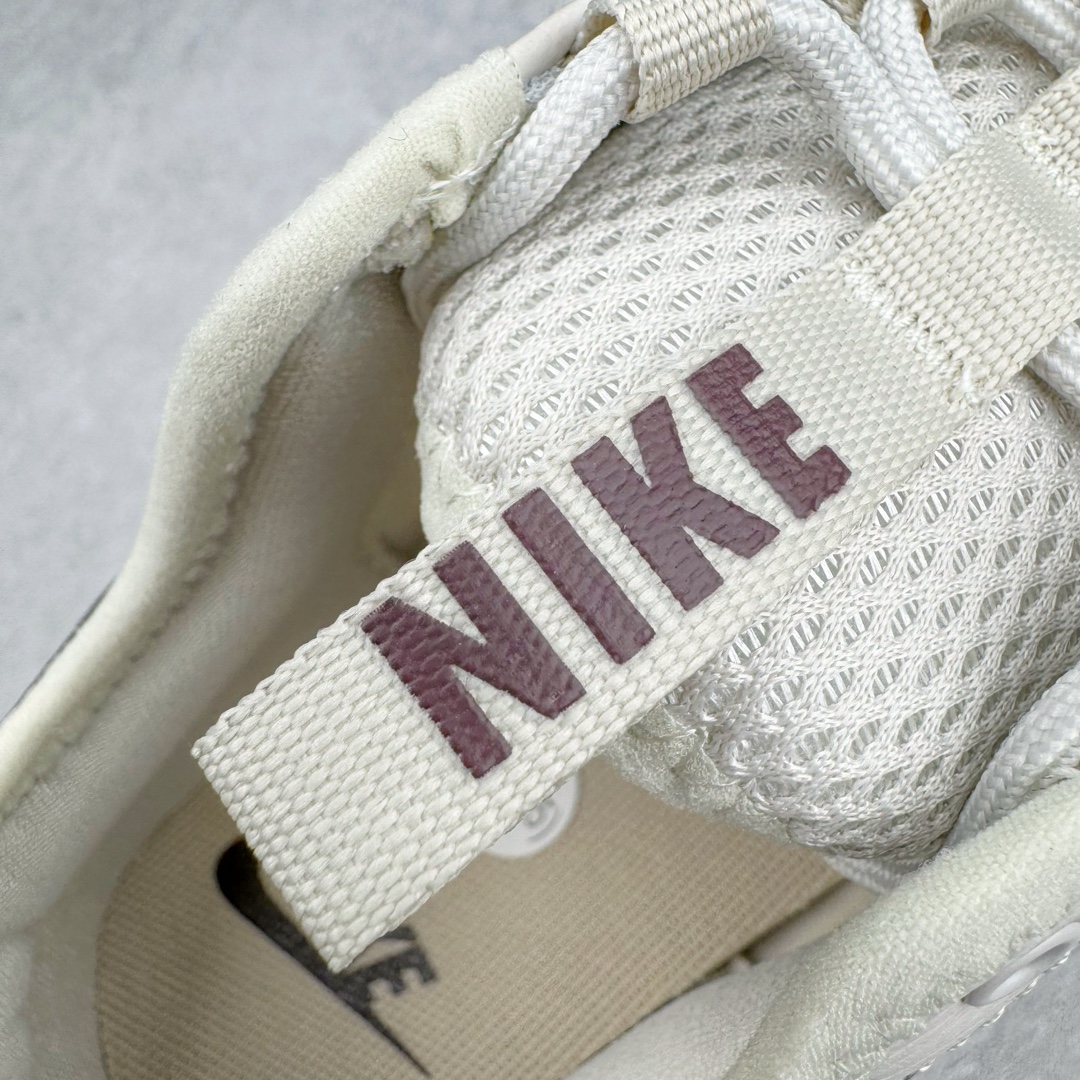 图片[13]-NK TC 7900 Lx 人气单品复古老爹鞋 DD9682-003 织带与对勾交错穿插 以及它的走线和收口 看起来都非常的有设计感 很高级（对勾是有反光效果的）鞋底用了厚实的泡绵不仅可以缓震 更提升了穿着的舒适感 最主要的是泡绵会使鞋子变得很轻 所以这双鞋上脚也是又舒服又轻便 走路逛街都不会觉得很累 脚感底部泡棉搭配了橡胶 所以它的耐穿性和抓地性也非常得好 鞋跟大概有三四公分的厚度 所以这双鞋具有一定的增高和拉长小腿的效果 尺码：35.5 36 36.5 37.5 38 38.5 39 40 40.5 41 42 42.5 43 44 44.5 45-选品中心