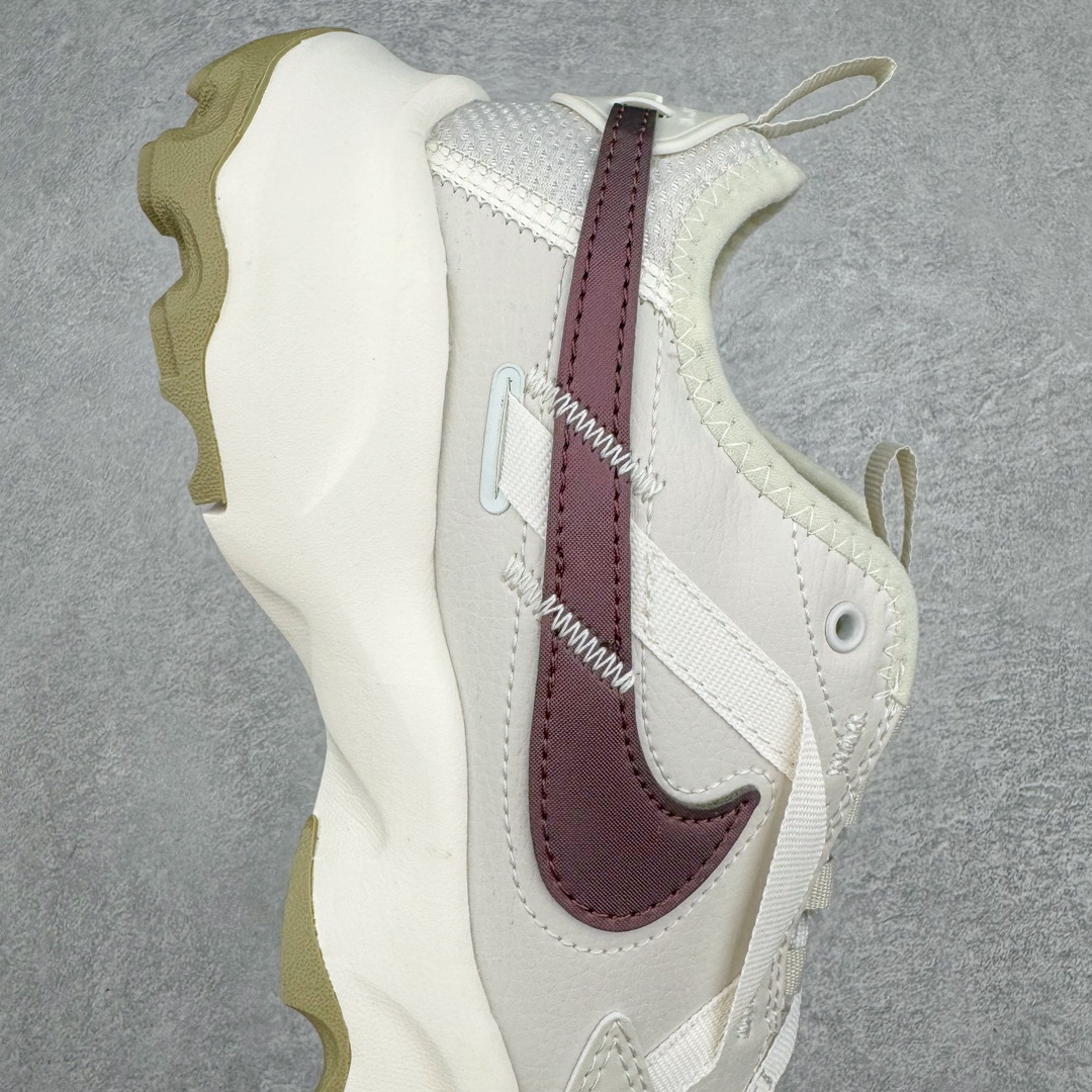 图片[6]-NK TC 7900 Lx 人气单品复古老爹鞋 DD9682-003 织带与对勾交错穿插 以及它的走线和收口 看起来都非常的有设计感 很高级（对勾是有反光效果的）鞋底用了厚实的泡绵不仅可以缓震 更提升了穿着的舒适感 最主要的是泡绵会使鞋子变得很轻 所以这双鞋上脚也是又舒服又轻便 走路逛街都不会觉得很累 脚感底部泡棉搭配了橡胶 所以它的耐穿性和抓地性也非常得好 鞋跟大概有三四公分的厚度 所以这双鞋具有一定的增高和拉长小腿的效果 尺码：35.5 36 36.5 37.5 38 38.5 39 40 40.5 41 42 42.5 43 44 44.5 45-选品中心