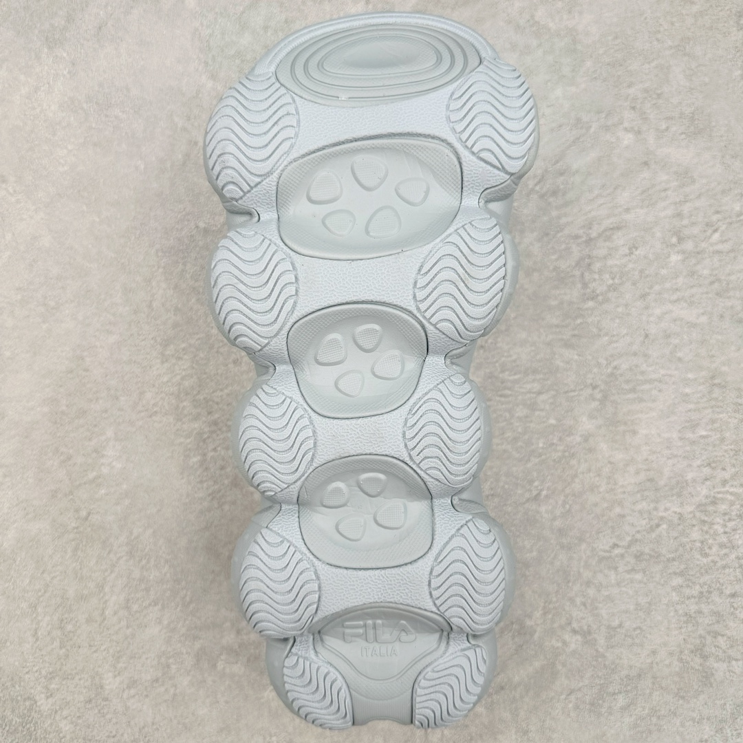 图片[9]-FILA FRAGOLA 斐乐潮牌防滑耐磨轻便沙滩凉鞋 FUSION 系列传承了 FILA 的百年基因，融入年轻运动及潮流文化，成为引领变革、创新突破的一代。以“1+N” 的跨界合作模式重现经典的同时创造经典。带来最出其不意的跨界合作惊喜。同时，FILAFUSION把FILA 的 DNA 融入到定制体验里，你可以随心制造厲于你的产品。FILA FUSION 的鞋家族涵盖了老爹鞋、跑步鞋、网球鞋、季节款。风格复古新潮，满足了时尚人士出行及各类运动的搭配需求，成为当下年轻人筷拥的鞋类品牌之一。FILA FUSION 走进年轻人的世界，通过年轻人运动，街舞，滑板，篮球，展现 FILA FUSION 的潮流态度和年轻文化。FILA FUSION 认为末来属于引领变革、创新突破的年轻一代，让我们一起构成 FILA 未来的蓝图吧！尺码：36 36.5 37.5 38 38.5 39 40-选品中心