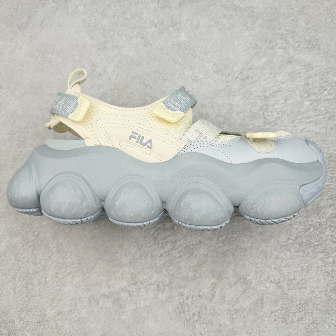 FILA FRAGOLA 斐乐潮牌防滑耐磨轻便沙滩凉鞋 FUSION 系列传承了 FILA 的百年基因，融入年轻运动及潮流文化，成为引领变革、创新突破的一代。以“1+N” 的跨界合作模式重现经典的同时创造经典。带来最出其不意的跨界合作惊喜。同时，FILAFUSION把FILA 的 DNA 融入到定制体验里，你可以随心制造厲于你的产品。FILA FUSION 的鞋家族涵盖了老爹鞋、跑步鞋、网球鞋、季节款。风格复古新潮，满足了时尚人士出行及各类运动的搭配需求，成为当下年轻人筷拥的鞋类品牌之一。FILA FUSION 走进年轻人的世界，通过年轻人运动，街舞，滑板，篮球，展现 FILA FUSION 的潮流态度和年轻文化。FILA FUSION 认为末来属于引领变革、创新突破的年轻一代，让我们一起构成 FILA 未来的蓝图吧！尺码：36 36.5 37.5 38 38.5 39 40-选品中心