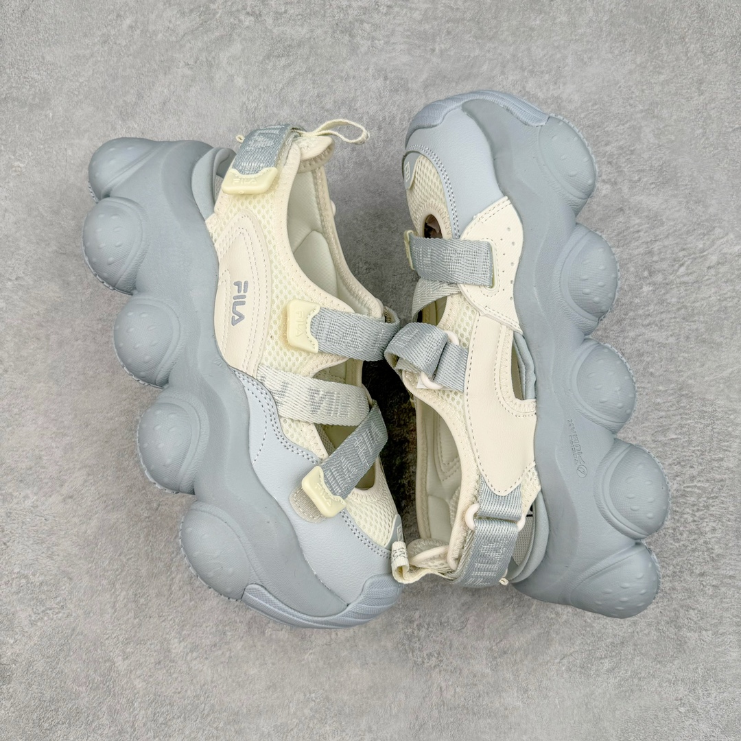 图片[3]-FILA FRAGOLA 斐乐潮牌防滑耐磨轻便沙滩凉鞋 FUSION 系列传承了 FILA 的百年基因，融入年轻运动及潮流文化，成为引领变革、创新突破的一代。以“1+N” 的跨界合作模式重现经典的同时创造经典。带来最出其不意的跨界合作惊喜。同时，FILAFUSION把FILA 的 DNA 融入到定制体验里，你可以随心制造厲于你的产品。FILA FUSION 的鞋家族涵盖了老爹鞋、跑步鞋、网球鞋、季节款。风格复古新潮，满足了时尚人士出行及各类运动的搭配需求，成为当下年轻人筷拥的鞋类品牌之一。FILA FUSION 走进年轻人的世界，通过年轻人运动，街舞，滑板，篮球，展现 FILA FUSION 的潮流态度和年轻文化。FILA FUSION 认为末来属于引领变革、创新突破的年轻一代，让我们一起构成 FILA 未来的蓝图吧！尺码：36 36.5 37.5 38 38.5 39 40-选品中心