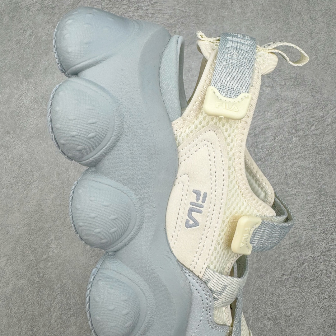 图片[6]-FILA FRAGOLA 斐乐潮牌防滑耐磨轻便沙滩凉鞋 FUSION 系列传承了 FILA 的百年基因，融入年轻运动及潮流文化，成为引领变革、创新突破的一代。以“1+N” 的跨界合作模式重现经典的同时创造经典。带来最出其不意的跨界合作惊喜。同时，FILAFUSION把FILA 的 DNA 融入到定制体验里，你可以随心制造厲于你的产品。FILA FUSION 的鞋家族涵盖了老爹鞋、跑步鞋、网球鞋、季节款。风格复古新潮，满足了时尚人士出行及各类运动的搭配需求，成为当下年轻人筷拥的鞋类品牌之一。FILA FUSION 走进年轻人的世界，通过年轻人运动，街舞，滑板，篮球，展现 FILA FUSION 的潮流态度和年轻文化。FILA FUSION 认为末来属于引领变革、创新突破的年轻一代，让我们一起构成 FILA 未来的蓝图吧！尺码：36 36.5 37.5 38 38.5 39 40-选品中心