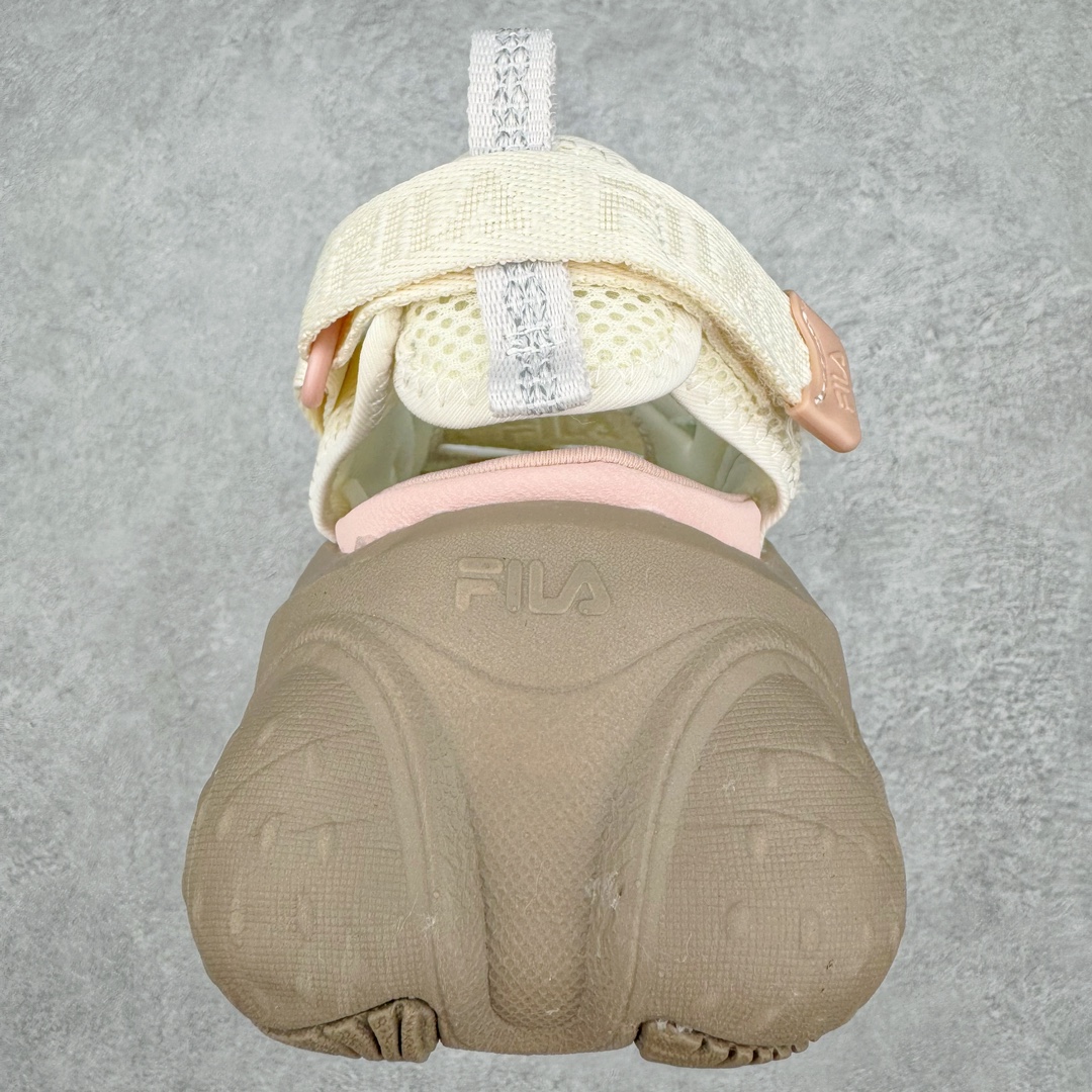 图片[8]-FILA FRAGOLA 斐乐潮牌防滑耐磨轻便沙滩凉鞋 FUSION 系列传承了 FILA 的百年基因，融入年轻运动及潮流文化，成为引领变革、创新突破的一代。以“1+N” 的跨界合作模式重现经典的同时创造经典。带来最出其不意的跨界合作惊喜。同时，FILAFUSION把FILA 的 DNA 融入到定制体验里，你可以随心制造厲于你的产品。FILA FUSION 的鞋家族涵盖了老爹鞋、跑步鞋、网球鞋、季节款。风格复古新潮，满足了时尚人士出行及各类运动的搭配需求，成为当下年轻人筷拥的鞋类品牌之一。FILA FUSION 走进年轻人的世界，通过年轻人运动，街舞，滑板，篮球，展现 FILA FUSION 的潮流态度和年轻文化。FILA FUSION 认为末来属于引领变革、创新突破的年轻一代，让我们一起构成 FILA 未来的蓝图吧！尺码：36 36.5 37.5 38 38.5 39 40-选品中心