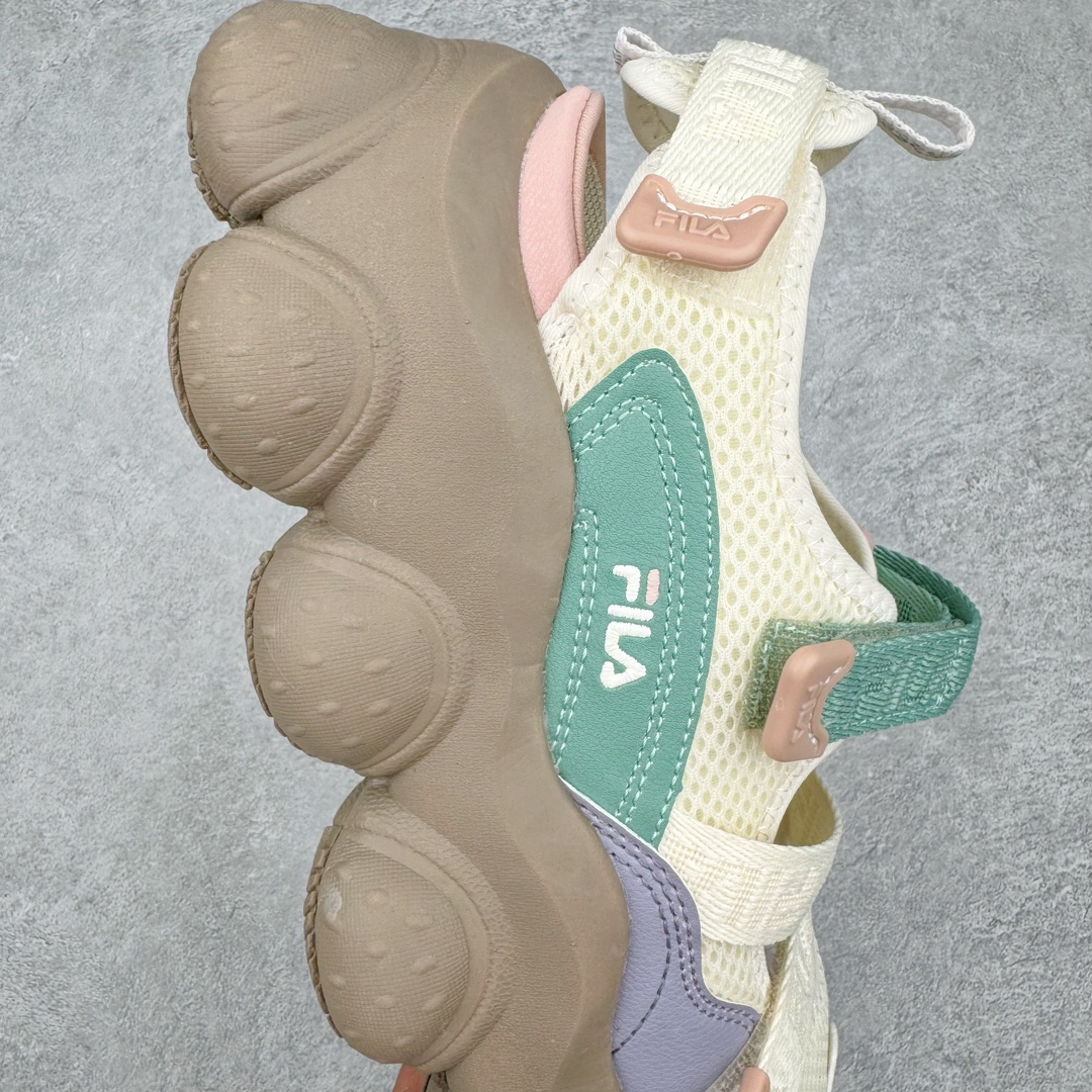 图片[6]-FILA FRAGOLA 斐乐潮牌防滑耐磨轻便沙滩凉鞋 FUSION 系列传承了 FILA 的百年基因，融入年轻运动及潮流文化，成为引领变革、创新突破的一代。以“1+N” 的跨界合作模式重现经典的同时创造经典。带来最出其不意的跨界合作惊喜。同时，FILAFUSION把FILA 的 DNA 融入到定制体验里，你可以随心制造厲于你的产品。FILA FUSION 的鞋家族涵盖了老爹鞋、跑步鞋、网球鞋、季节款。风格复古新潮，满足了时尚人士出行及各类运动的搭配需求，成为当下年轻人筷拥的鞋类品牌之一。FILA FUSION 走进年轻人的世界，通过年轻人运动，街舞，滑板，篮球，展现 FILA FUSION 的潮流态度和年轻文化。FILA FUSION 认为末来属于引领变革、创新突破的年轻一代，让我们一起构成 FILA 未来的蓝图吧！尺码：36 36.5 37.5 38 38.5 39 40-选品中心