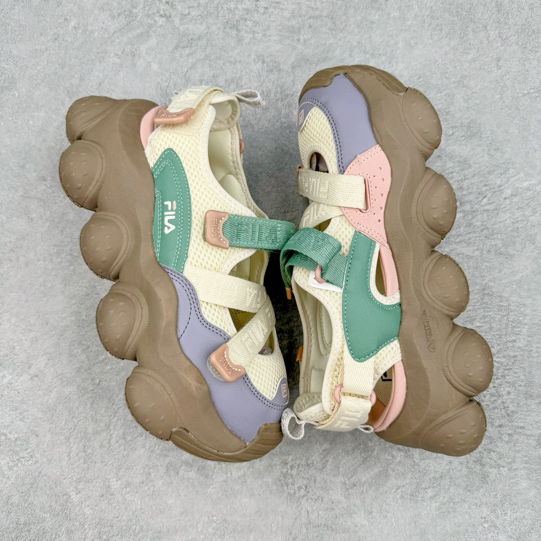 图片[3]-FILA FRAGOLA 斐乐潮牌防滑耐磨轻便沙滩凉鞋 FUSION 系列传承了 FILA 的百年基因，融入年轻运动及潮流文化，成为引领变革、创新突破的一代。以“1+N” 的跨界合作模式重现经典的同时创造经典。带来最出其不意的跨界合作惊喜。同时，FILAFUSION把FILA 的 DNA 融入到定制体验里，你可以随心制造厲于你的产品。FILA FUSION 的鞋家族涵盖了老爹鞋、跑步鞋、网球鞋、季节款。风格复古新潮，满足了时尚人士出行及各类运动的搭配需求，成为当下年轻人筷拥的鞋类品牌之一。FILA FUSION 走进年轻人的世界，通过年轻人运动，街舞，滑板，篮球，展现 FILA FUSION 的潮流态度和年轻文化。FILA FUSION 认为末来属于引领变革、创新突破的年轻一代，让我们一起构成 FILA 未来的蓝图吧！尺码：36 36.5 37.5 38 38.5 39 40-选品中心