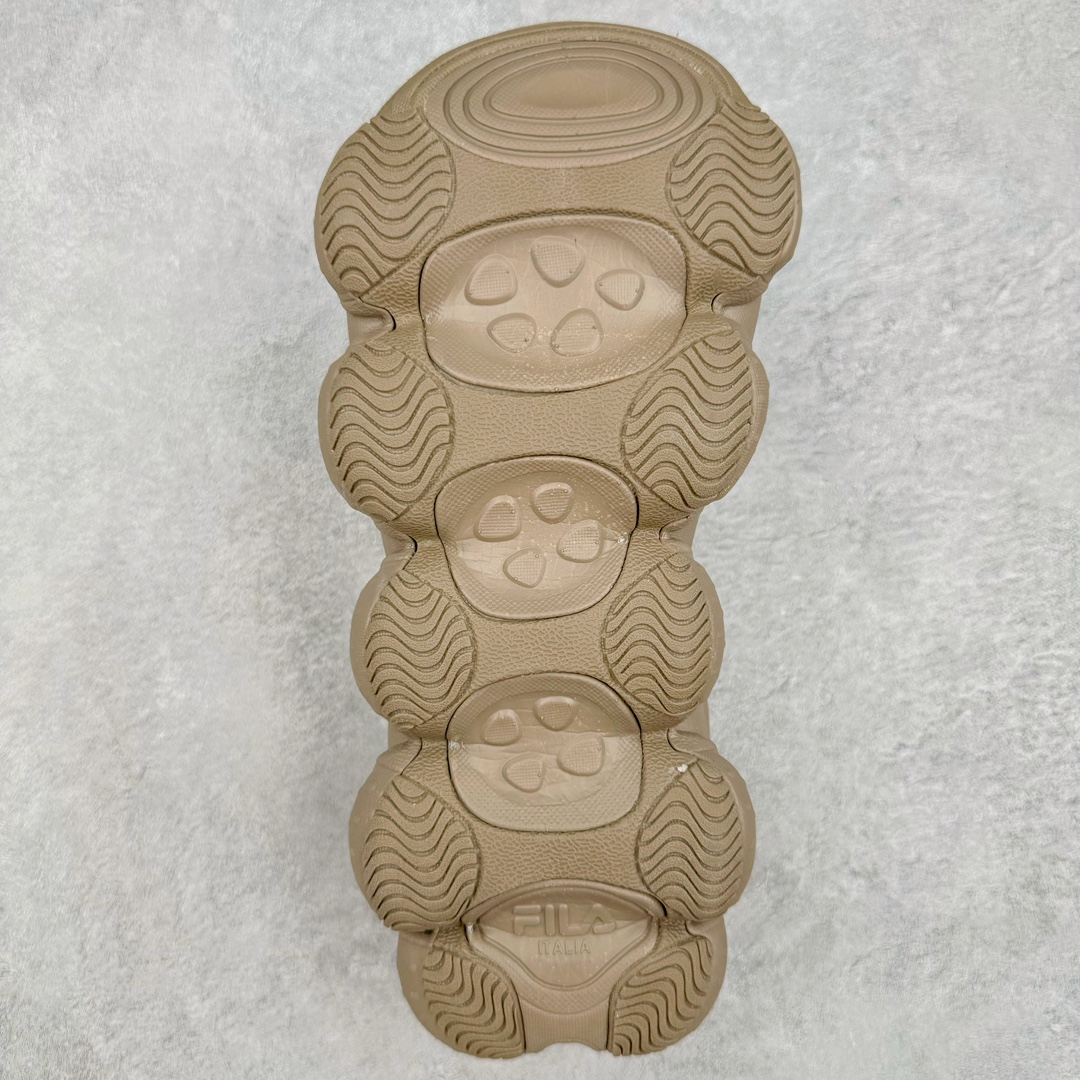 图片[9]-FILA FRAGOLA 斐乐潮牌防滑耐磨轻便沙滩凉鞋 FUSION 系列传承了 FILA 的百年基因，融入年轻运动及潮流文化，成为引领变革、创新突破的一代。以“1+N” 的跨界合作模式重现经典的同时创造经典。带来最出其不意的跨界合作惊喜。同时，FILAFUSION把FILA 的 DNA 融入到定制体验里，你可以随心制造厲于你的产品。FILA FUSION 的鞋家族涵盖了老爹鞋、跑步鞋、网球鞋、季节款。风格复古新潮，满足了时尚人士出行及各类运动的搭配需求，成为当下年轻人筷拥的鞋类品牌之一。FILA FUSION 走进年轻人的世界，通过年轻人运动，街舞，滑板，篮球，展现 FILA FUSION 的潮流态度和年轻文化。FILA FUSION 认为末来属于引领变革、创新突破的年轻一代，让我们一起构成 FILA 未来的蓝图吧！尺码：36 36.5 37.5 38 38.5 39 40-选品中心