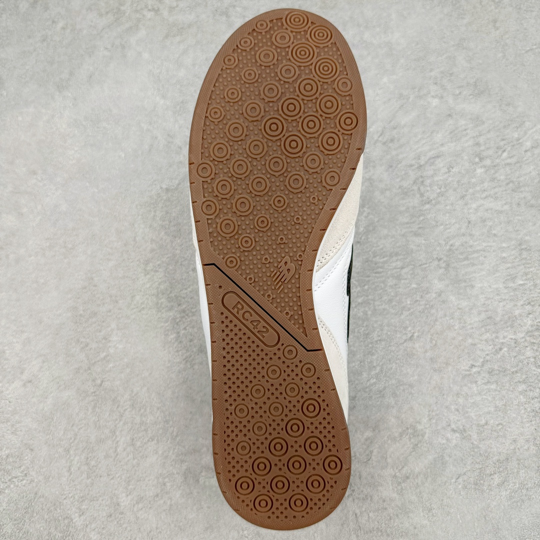 图片[9]-New Balance URC42 NB复古跑鞋 绒布拼接舒适耐磨跑步鞋限定 以更纯粹的复古风格设计打造的全新造型 侧身还以解构设计 将 N 字标志以做旧压花样式呈现 样式别具新意 则呈现出高级怀旧气质 也让鞋款在奢华时装风格与运动氛围之间达到了平衡 货号： URC42EBYH 尺码：36 37 37.5 38 38.5 39.5 40 40.5 41.5 42 42.5 43 44 45-选品中心