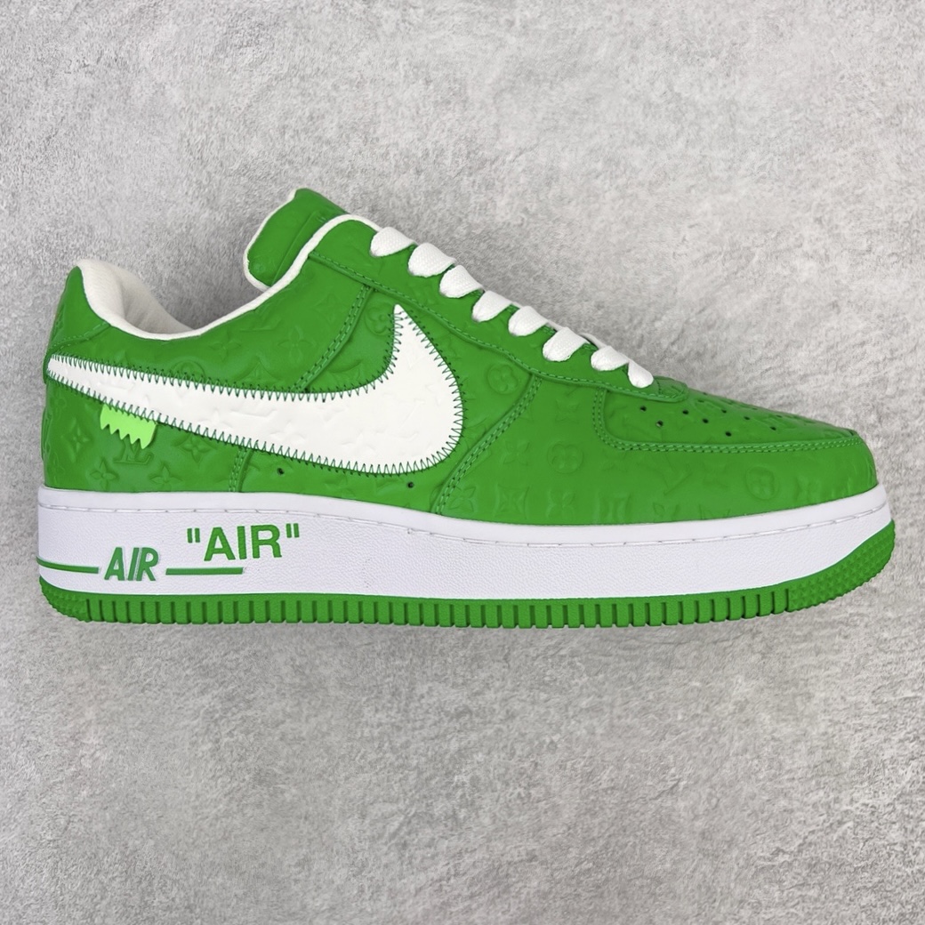 ＃东莞纯原 市面独家顶级版本 Louis Vuitton lv x NK Air Force1 Low 空军重磅联名 至今巅峰之作 男款最新升级改良版 25个配色持续更新东莞大厂耗资原鞋开发 当时发售前基本上没货 2级市场买了两双回来开发 一双白蓝女鞋 一双全白男鞋 当时一双价格5w+ 拿到手上有点发抖 全鞋拼接工艺的完美衔接 看不出一点有拼接过的痕迹 最重要的鞋面材料 都需进口订做采用意大利Monogram 纳米牛皮 软度舒适度非常好 报废率也极高 全鞋工艺极其复杂鞋面的印花 压纹都是对于工厂新的摸索和挑战 原版大底私模开发 区别市场低价版本共用老款空军磨具大底 毕竟原版4-5万的鞋 做工材质都是进口最顶级的皮革 质地暗花烫金的拼接凸显高级和质感 鞋身非常轻便大底舒适度非常之高 完全改变了之前Force1 Low 的笨重硬度不舒适的设计 对于品牌和设计师不做多的介绍做好鞋也很想用情怀做铺垫可惜文字格不够 有喜欢关注此款很久的朋友可以考虑下顶级高端fake 一比一的细节 全身心的开发只为还原你购买后称赞还不错的潮鞋 男女鞋尺码 35 36 37 38 39 40 41 42 43 44 45 46-选品中心