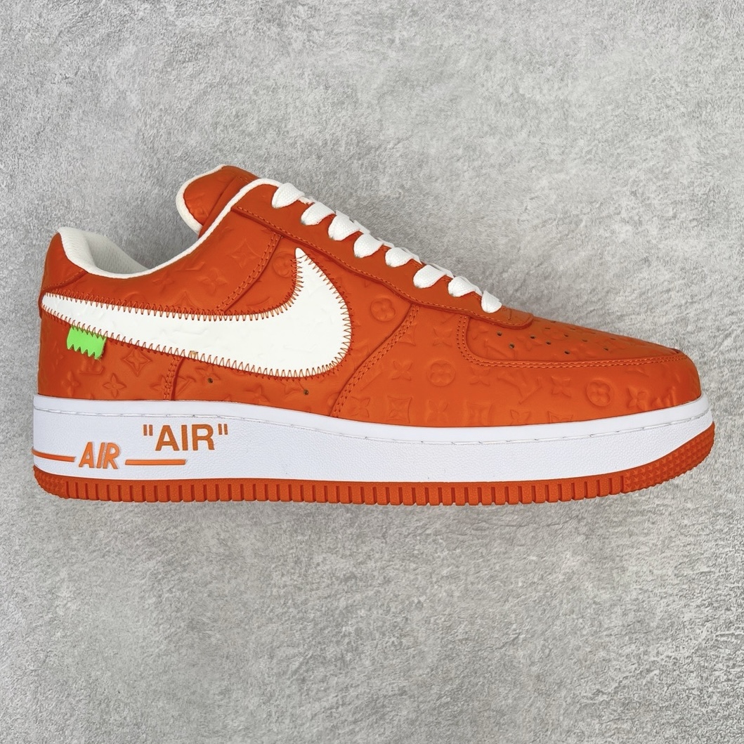 ＃东莞纯原 市面独家顶级版本 Louis Vuitton lv x NK Air Force1 Low 空军重磅联名 至今巅峰之作 男款最新升级改良版 25个配色持续更新东莞大厂耗资原鞋开发 当时发售前基本上没货 2级市场买了两双回来开发 一双白蓝女鞋 一双全白男鞋 当时一双价格5w+ 拿到手上有点发抖 全鞋拼接工艺的完美衔接 看不出一点有拼接过的痕迹 最重要的鞋面材料 都需进口订做采用意大利Monogram 纳米牛皮 软度舒适度非常好 报废率也极高 全鞋工艺极其复杂鞋面的印花 压纹都是对于工厂新的摸索和挑战 原版大底私模开发 区别市场低价版本共用老款空军磨具大底 毕竟原版4-5万的鞋 做工材质都是进口最顶级的皮革 质地暗花烫金的拼接凸显高级和质感 鞋身非常轻便大底舒适度非常之高 完全改变了之前Force1 Low 的笨重硬度不舒适的设计 对于品牌和设计师不做多的介绍做好鞋也很想用情怀做铺垫可惜文字格不够 有喜欢关注此款很久的朋友可以考虑下顶级高端fake 一比一的细节 全身心的开发只为还原你购买后称赞还不错的潮鞋 男女鞋尺码 35 36 37 38 39 40 41 42 43 44 45 46-选品中心