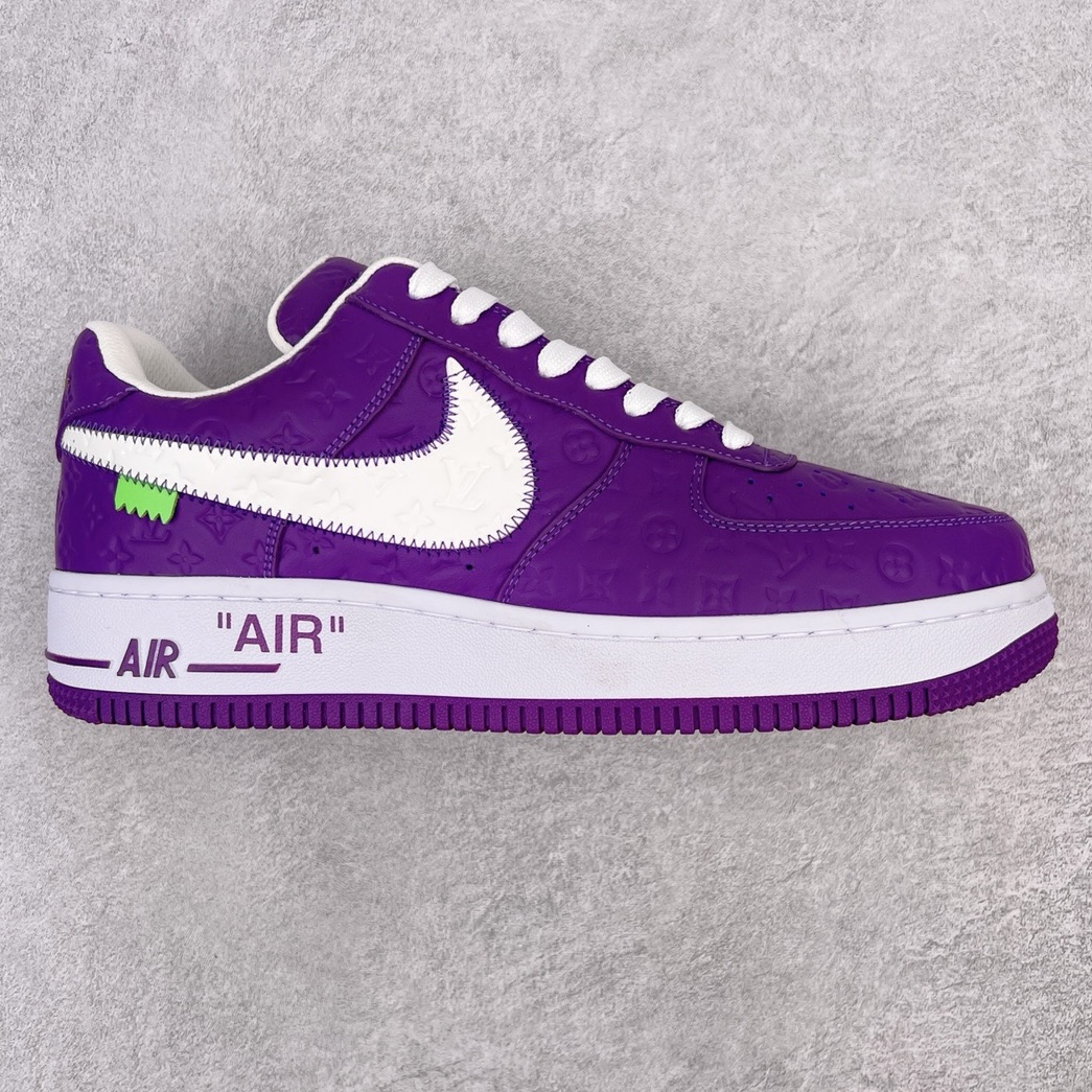 ＃东莞纯原 市面独家顶级版本 Louis Vuitton lv x NK Air Force1 Low 空军重磅联名 至今巅峰之作 男款最新升级改良版 25个配色持续更新东莞大厂耗资原鞋开发 当时发售前基本上没货 2级市场买了两双回来开发 一双白蓝女鞋 一双全白男鞋 当时一双价格5w+ 拿到手上有点发抖 全鞋拼接工艺的完美衔接 看不出一点有拼接过的痕迹 最重要的鞋面材料 都需进口订做采用意大利Monogram 纳米牛皮 软度舒适度非常好 报废率也极高 全鞋工艺极其复杂鞋面的印花 压纹都是对于工厂新的摸索和挑战 原版大底私模开发 区别市场低价版本共用老款空军磨具大底 毕竟原版4-5万的鞋 做工材质都是进口最顶级的皮革 质地暗花烫金的拼接凸显高级和质感 鞋身非常轻便大底舒适度非常之高 完全改变了之前Force1 Low 的笨重硬度不舒适的设计 对于品牌和设计师不做多的介绍做好鞋也很想用情怀做铺垫可惜文字格不够 有喜欢关注此款很久的朋友可以考虑下顶级高端fake 一比一的细节 全身心的开发只为还原你购买后称赞还不错的潮鞋 男女鞋尺码 35 36 37 38 39 40 41 42 43 44 45 46-选品中心