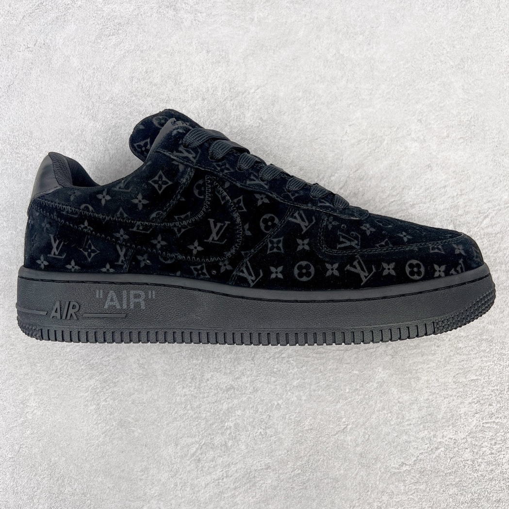 图片[4]-＃东莞纯原 市面独家顶级版本 Louis Vuitton lv x NK Air Force1 Low 空军重磅联名 至今巅峰之作 男款最新升级改良版 25个配色持续更新东莞大厂耗资原鞋开发 当时发售前基本上没货 2级市场买了两双回来开发 一双白蓝女鞋 一双全白男鞋 当时一双价格5w+ 拿到手上有点发抖 全鞋拼接工艺的完美衔接 看不出一点有拼接过的痕迹 最重要的鞋面材料 都需进口订做采用意大利Monogram 纳米牛皮 软度舒适度非常好 报废率也极高 全鞋工艺极其复杂鞋面的印花 压纹都是对于工厂新的摸索和挑战 原版大底私模开发 区别市场低价版本共用老款空军磨具大底 毕竟原版4-5万的鞋 做工材质都是进口最顶级的皮革 质地暗花烫金的拼接凸显高级和质感 鞋身非常轻便大底舒适度非常之高 完全改变了之前Force1 Low 的笨重硬度不舒适的设计 对于品牌和设计师不做多的介绍做好鞋也很想用情怀做铺垫可惜文字格不够 有喜欢关注此款很久的朋友可以考虑下顶级高端fake 一比一的细节 全身心的开发只为还原你购买后称赞还不错的潮鞋 男女鞋尺码 35 36 37 38 39 40 41 42 43 44 45 46-选品中心