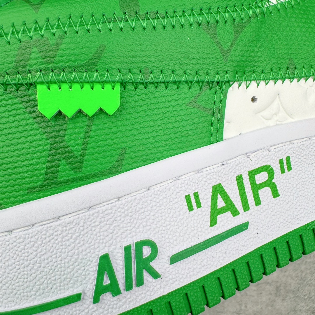 图片[15]-＃东莞纯原 市面独家顶级版本 Louis Vuitton lv x NK Air Force1 Low 空军重磅联名 至今巅峰之作 男款最新升级改良版 25个配色持续更新东莞大厂耗资原鞋开发 当时发售前基本上没货 2级市场买了两双回来开发 一双白蓝女鞋 一双全白男鞋 当时一双价格5w+ 拿到手上有点发抖 全鞋拼接工艺的完美衔接 看不出一点有拼接过的痕迹 最重要的鞋面材料 都需进口订做采用意大利Monogram 纳米牛皮 软度舒适度非常好 报废率也极高 全鞋工艺极其复杂鞋面的印花 压纹都是对于工厂新的摸索和挑战 原版大底私模开发 区别市场低价版本共用老款空军磨具大底 毕竟原版4-5万的鞋 做工材质都是进口最顶级的皮革 质地暗花烫金的拼接凸显高级和质感 鞋身非常轻便大底舒适度非常之高 完全改变了之前Force1 Low 的笨重硬度不舒适的设计 对于品牌和设计师不做多的介绍做好鞋也很想用情怀做铺垫可惜文字格不够 有喜欢关注此款很久的朋友可以考虑下顶级高端fake 一比一的细节 全身心的开发只为还原你购买后称赞还不错的潮鞋 男女鞋尺码 35 36 37 38 39 40 41 42 43 44 45 46-选品中心