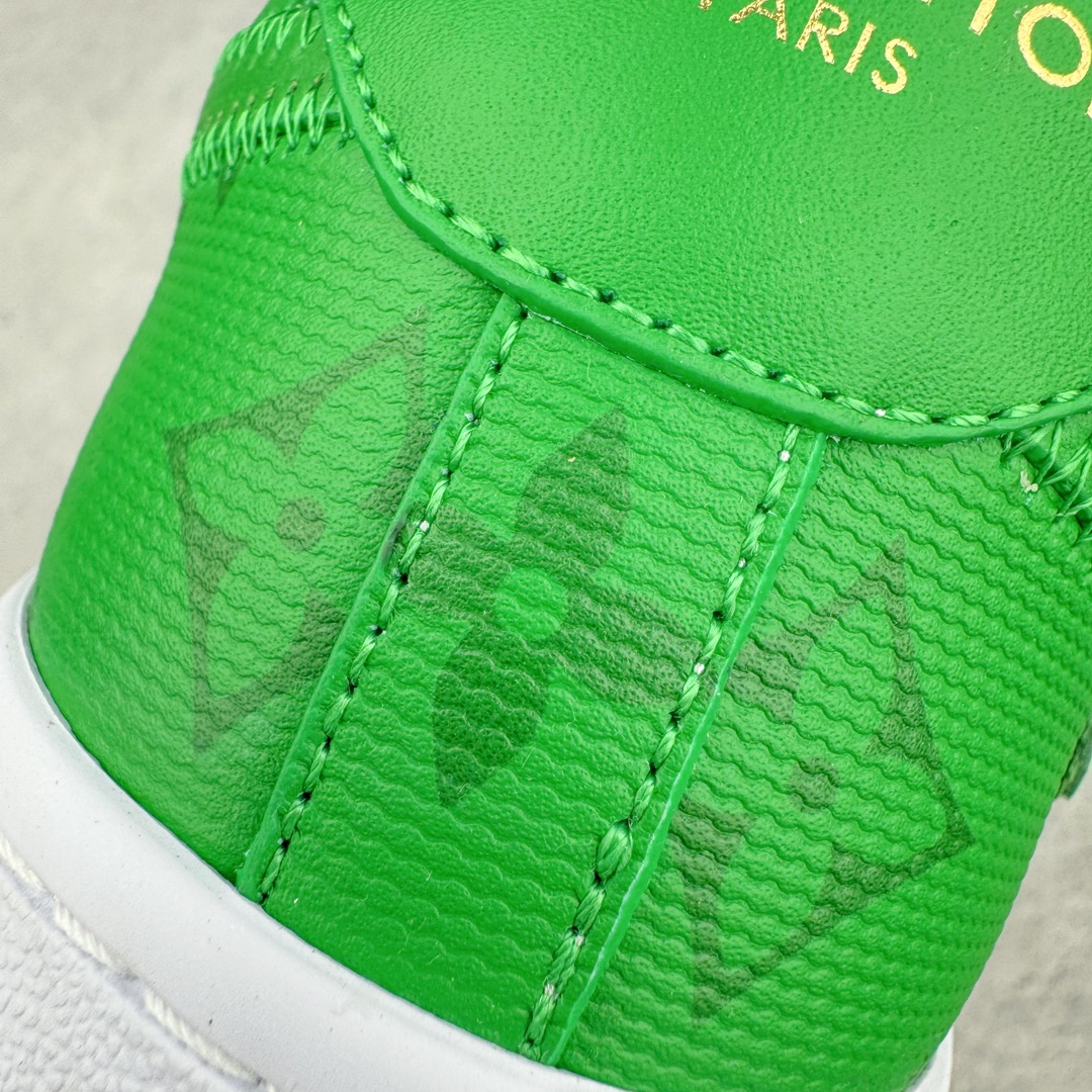 图片[14]-＃东莞纯原 市面独家顶级版本 Louis Vuitton lv x NK Air Force1 Low 空军重磅联名 至今巅峰之作 男款最新升级改良版 25个配色持续更新东莞大厂耗资原鞋开发 当时发售前基本上没货 2级市场买了两双回来开发 一双白蓝女鞋 一双全白男鞋 当时一双价格5w+ 拿到手上有点发抖 全鞋拼接工艺的完美衔接 看不出一点有拼接过的痕迹 最重要的鞋面材料 都需进口订做采用意大利Monogram 纳米牛皮 软度舒适度非常好 报废率也极高 全鞋工艺极其复杂鞋面的印花 压纹都是对于工厂新的摸索和挑战 原版大底私模开发 区别市场低价版本共用老款空军磨具大底 毕竟原版4-5万的鞋 做工材质都是进口最顶级的皮革 质地暗花烫金的拼接凸显高级和质感 鞋身非常轻便大底舒适度非常之高 完全改变了之前Force1 Low 的笨重硬度不舒适的设计 对于品牌和设计师不做多的介绍做好鞋也很想用情怀做铺垫可惜文字格不够 有喜欢关注此款很久的朋友可以考虑下顶级高端fake 一比一的细节 全身心的开发只为还原你购买后称赞还不错的潮鞋 男女鞋尺码 35 36 37 38 39 40 41 42 43 44 45 46-选品中心