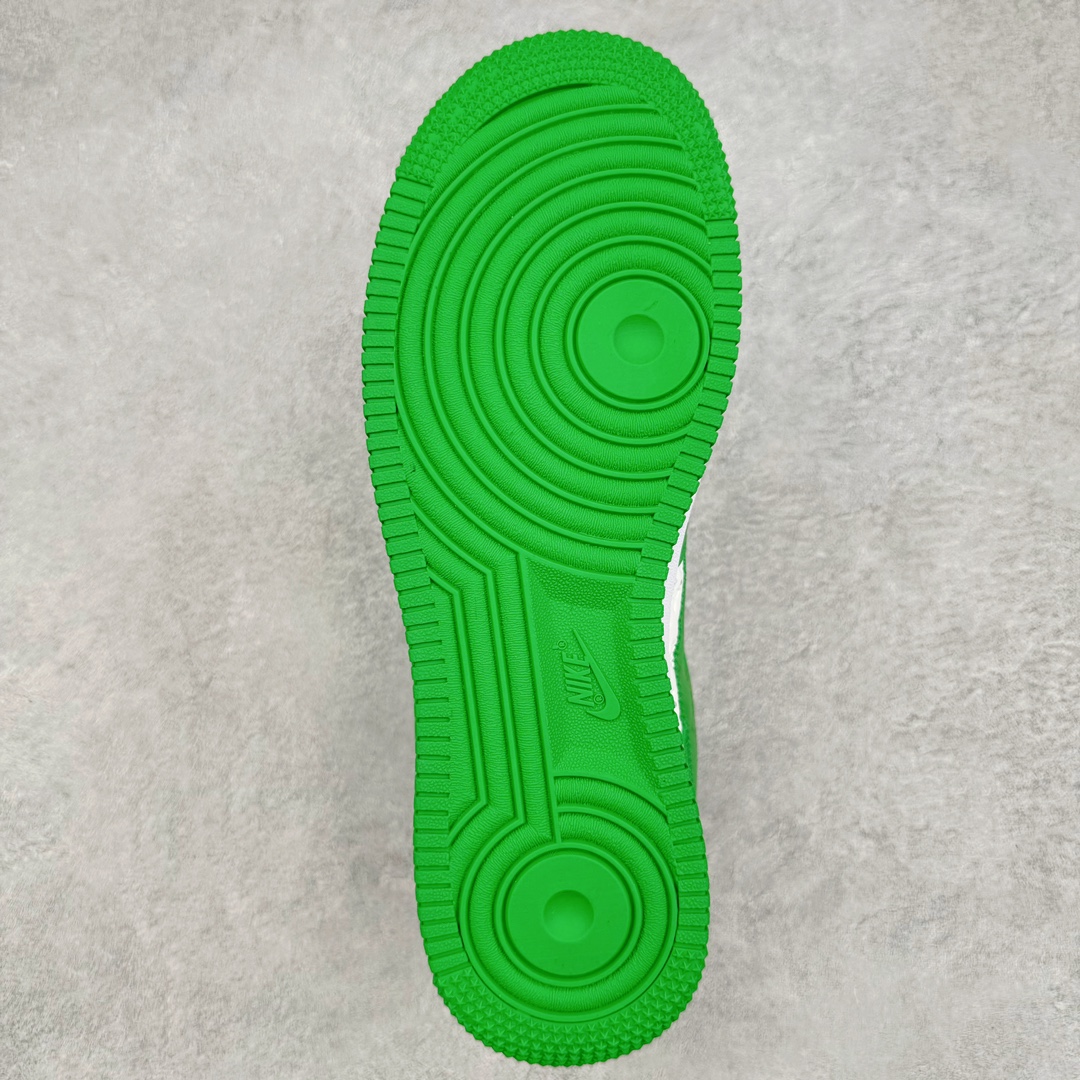 图片[9]-＃东莞纯原 市面独家顶级版本 Louis Vuitton lv x NK Air Force1 Low 空军重磅联名 至今巅峰之作 男款最新升级改良版 25个配色持续更新东莞大厂耗资原鞋开发 当时发售前基本上没货 2级市场买了两双回来开发 一双白蓝女鞋 一双全白男鞋 当时一双价格5w+ 拿到手上有点发抖 全鞋拼接工艺的完美衔接 看不出一点有拼接过的痕迹 最重要的鞋面材料 都需进口订做采用意大利Monogram 纳米牛皮 软度舒适度非常好 报废率也极高 全鞋工艺极其复杂鞋面的印花 压纹都是对于工厂新的摸索和挑战 原版大底私模开发 区别市场低价版本共用老款空军磨具大底 毕竟原版4-5万的鞋 做工材质都是进口最顶级的皮革 质地暗花烫金的拼接凸显高级和质感 鞋身非常轻便大底舒适度非常之高 完全改变了之前Force1 Low 的笨重硬度不舒适的设计 对于品牌和设计师不做多的介绍做好鞋也很想用情怀做铺垫可惜文字格不够 有喜欢关注此款很久的朋友可以考虑下顶级高端fake 一比一的细节 全身心的开发只为还原你购买后称赞还不错的潮鞋 男女鞋尺码 35 36 37 38 39 40 41 42 43 44 45 46-选品中心