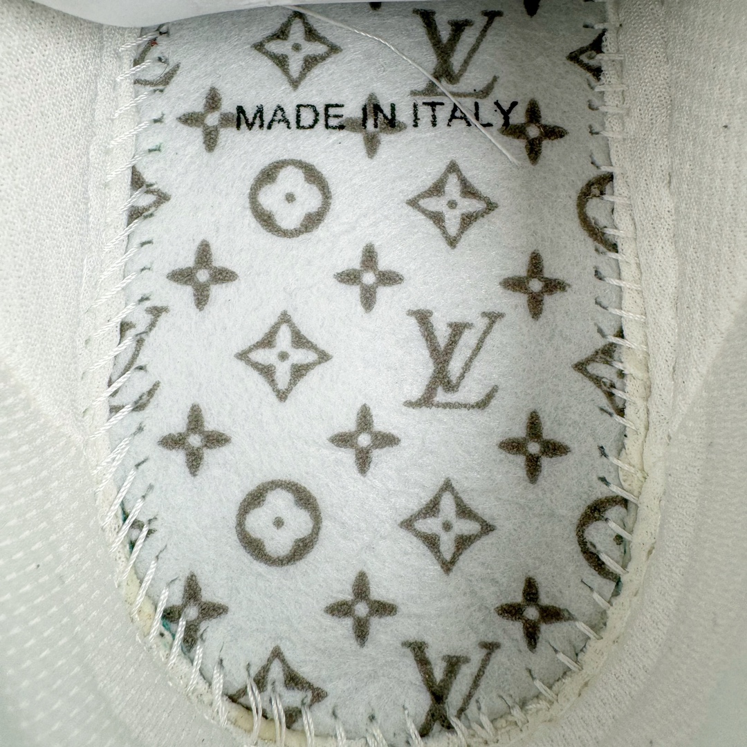 图片[10]-＃东莞纯原 市面独家顶级版本 Louis Vuitton lv x NK Air Force1 Low 空军重磅联名 至今巅峰之作 男款最新升级改良版 25个配色持续更新东莞大厂耗资原鞋开发 当时发售前基本上没货 2级市场买了两双回来开发 一双白蓝女鞋 一双全白男鞋 当时一双价格5w+ 拿到手上有点发抖 全鞋拼接工艺的完美衔接 看不出一点有拼接过的痕迹 最重要的鞋面材料 都需进口订做采用意大利Monogram 纳米牛皮 软度舒适度非常好 报废率也极高 全鞋工艺极其复杂鞋面的印花 压纹都是对于工厂新的摸索和挑战 原版大底私模开发 区别市场低价版本共用老款空军磨具大底 毕竟原版4-5万的鞋 做工材质都是进口最顶级的皮革 质地暗花烫金的拼接凸显高级和质感 鞋身非常轻便大底舒适度非常之高 完全改变了之前Force1 Low 的笨重硬度不舒适的设计 对于品牌和设计师不做多的介绍做好鞋也很想用情怀做铺垫可惜文字格不够 有喜欢关注此款很久的朋友可以考虑下顶级高端fake 一比一的细节 全身心的开发只为还原你购买后称赞还不错的潮鞋 男女鞋尺码 35 36 37 38 39 40 41 42 43 44 45 46-选品中心