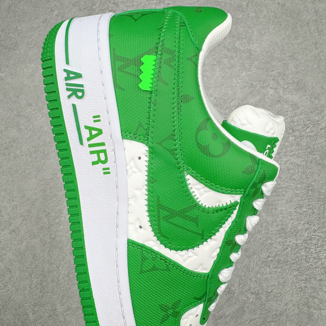 图片[6]-＃东莞纯原 市面独家顶级版本 Louis Vuitton lv x NK Air Force1 Low 空军重磅联名 至今巅峰之作 男款最新升级改良版 25个配色持续更新东莞大厂耗资原鞋开发 当时发售前基本上没货 2级市场买了两双回来开发 一双白蓝女鞋 一双全白男鞋 当时一双价格5w+ 拿到手上有点发抖 全鞋拼接工艺的完美衔接 看不出一点有拼接过的痕迹 最重要的鞋面材料 都需进口订做采用意大利Monogram 纳米牛皮 软度舒适度非常好 报废率也极高 全鞋工艺极其复杂鞋面的印花 压纹都是对于工厂新的摸索和挑战 原版大底私模开发 区别市场低价版本共用老款空军磨具大底 毕竟原版4-5万的鞋 做工材质都是进口最顶级的皮革 质地暗花烫金的拼接凸显高级和质感 鞋身非常轻便大底舒适度非常之高 完全改变了之前Force1 Low 的笨重硬度不舒适的设计 对于品牌和设计师不做多的介绍做好鞋也很想用情怀做铺垫可惜文字格不够 有喜欢关注此款很久的朋友可以考虑下顶级高端fake 一比一的细节 全身心的开发只为还原你购买后称赞还不错的潮鞋 男女鞋尺码 35 36 37 38 39 40 41 42 43 44 45 46-选品中心