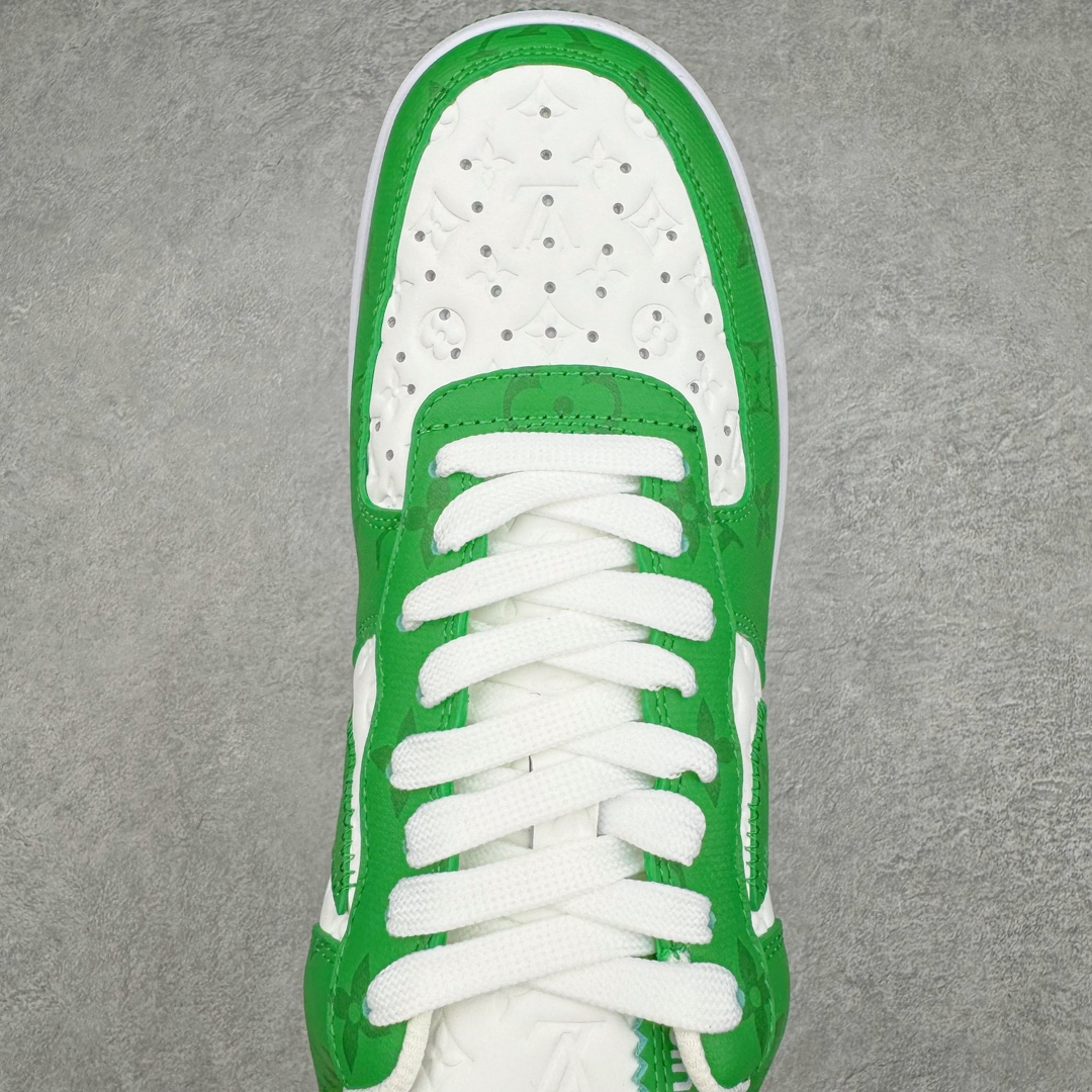 图片[4]-＃东莞纯原 市面独家顶级版本 Louis Vuitton lv x NK Air Force1 Low 空军重磅联名 至今巅峰之作 男款最新升级改良版 25个配色持续更新东莞大厂耗资原鞋开发 当时发售前基本上没货 2级市场买了两双回来开发 一双白蓝女鞋 一双全白男鞋 当时一双价格5w+ 拿到手上有点发抖 全鞋拼接工艺的完美衔接 看不出一点有拼接过的痕迹 最重要的鞋面材料 都需进口订做采用意大利Monogram 纳米牛皮 软度舒适度非常好 报废率也极高 全鞋工艺极其复杂鞋面的印花 压纹都是对于工厂新的摸索和挑战 原版大底私模开发 区别市场低价版本共用老款空军磨具大底 毕竟原版4-5万的鞋 做工材质都是进口最顶级的皮革 质地暗花烫金的拼接凸显高级和质感 鞋身非常轻便大底舒适度非常之高 完全改变了之前Force1 Low 的笨重硬度不舒适的设计 对于品牌和设计师不做多的介绍做好鞋也很想用情怀做铺垫可惜文字格不够 有喜欢关注此款很久的朋友可以考虑下顶级高端fake 一比一的细节 全身心的开发只为还原你购买后称赞还不错的潮鞋 男女鞋尺码 35 36 37 38 39 40 41 42 43 44 45 46-选品中心