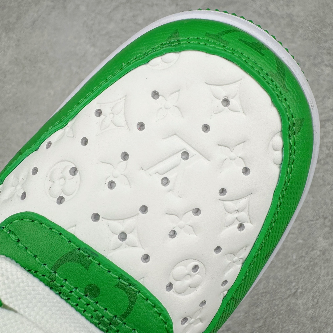 图片[17]-＃东莞纯原 市面独家顶级版本 Louis Vuitton lv x NK Air Force1 Low 空军重磅联名 至今巅峰之作 男款最新升级改良版 25个配色持续更新东莞大厂耗资原鞋开发 当时发售前基本上没货 2级市场买了两双回来开发 一双白蓝女鞋 一双全白男鞋 当时一双价格5w+ 拿到手上有点发抖 全鞋拼接工艺的完美衔接 看不出一点有拼接过的痕迹 最重要的鞋面材料 都需进口订做采用意大利Monogram 纳米牛皮 软度舒适度非常好 报废率也极高 全鞋工艺极其复杂鞋面的印花 压纹都是对于工厂新的摸索和挑战 原版大底私模开发 区别市场低价版本共用老款空军磨具大底 毕竟原版4-5万的鞋 做工材质都是进口最顶级的皮革 质地暗花烫金的拼接凸显高级和质感 鞋身非常轻便大底舒适度非常之高 完全改变了之前Force1 Low 的笨重硬度不舒适的设计 对于品牌和设计师不做多的介绍做好鞋也很想用情怀做铺垫可惜文字格不够 有喜欢关注此款很久的朋友可以考虑下顶级高端fake 一比一的细节 全身心的开发只为还原你购买后称赞还不错的潮鞋 男女鞋尺码 35 36 37 38 39 40 41 42 43 44 45 46-选品中心