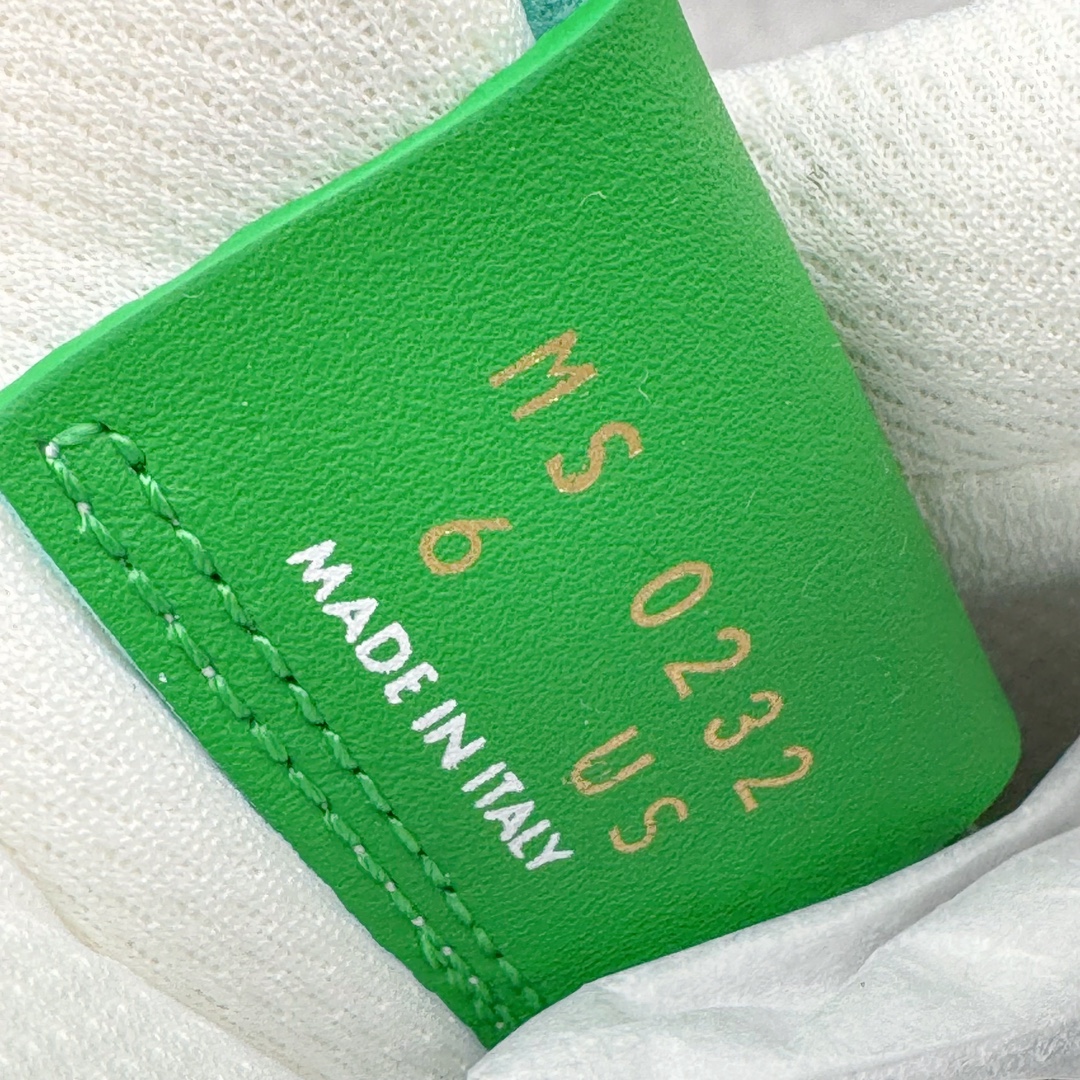 图片[11]-＃东莞纯原 市面独家顶级版本 Louis Vuitton lv x NK Air Force1 Low 空军重磅联名 至今巅峰之作 男款最新升级改良版 25个配色持续更新东莞大厂耗资原鞋开发 当时发售前基本上没货 2级市场买了两双回来开发 一双白蓝女鞋 一双全白男鞋 当时一双价格5w+ 拿到手上有点发抖 全鞋拼接工艺的完美衔接 看不出一点有拼接过的痕迹 最重要的鞋面材料 都需进口订做采用意大利Monogram 纳米牛皮 软度舒适度非常好 报废率也极高 全鞋工艺极其复杂鞋面的印花 压纹都是对于工厂新的摸索和挑战 原版大底私模开发 区别市场低价版本共用老款空军磨具大底 毕竟原版4-5万的鞋 做工材质都是进口最顶级的皮革 质地暗花烫金的拼接凸显高级和质感 鞋身非常轻便大底舒适度非常之高 完全改变了之前Force1 Low 的笨重硬度不舒适的设计 对于品牌和设计师不做多的介绍做好鞋也很想用情怀做铺垫可惜文字格不够 有喜欢关注此款很久的朋友可以考虑下顶级高端fake 一比一的细节 全身心的开发只为还原你购买后称赞还不错的潮鞋 男女鞋尺码 35 36 37 38 39 40 41 42 43 44 45 46-选品中心