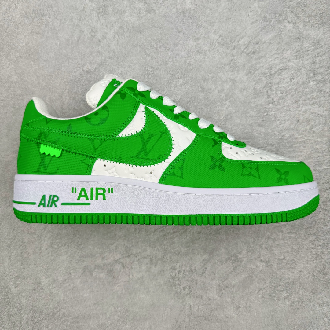 ＃东莞纯原 市面独家顶级版本 Louis Vuitton lv x NK Air Force1 Low 空军重磅联名 至今巅峰之作 男款最新升级改良版 25个配色持续更新东莞大厂耗资原鞋开发 当时发售前基本上没货 2级市场买了两双回来开发 一双白蓝女鞋 一双全白男鞋 当时一双价格5w+ 拿到手上有点发抖 全鞋拼接工艺的完美衔接 看不出一点有拼接过的痕迹 最重要的鞋面材料 都需进口订做采用意大利Monogram 纳米牛皮 软度舒适度非常好 报废率也极高 全鞋工艺极其复杂鞋面的印花 压纹都是对于工厂新的摸索和挑战 原版大底私模开发 区别市场低价版本共用老款空军磨具大底 毕竟原版4-5万的鞋 做工材质都是进口最顶级的皮革 质地暗花烫金的拼接凸显高级和质感 鞋身非常轻便大底舒适度非常之高 完全改变了之前Force1 Low 的笨重硬度不舒适的设计 对于品牌和设计师不做多的介绍做好鞋也很想用情怀做铺垫可惜文字格不够 有喜欢关注此款很久的朋友可以考虑下顶级高端fake 一比一的细节 全身心的开发只为还原你购买后称赞还不错的潮鞋 男女鞋尺码 35 36 37 38 39 40 41 42 43 44 45 46-选品中心