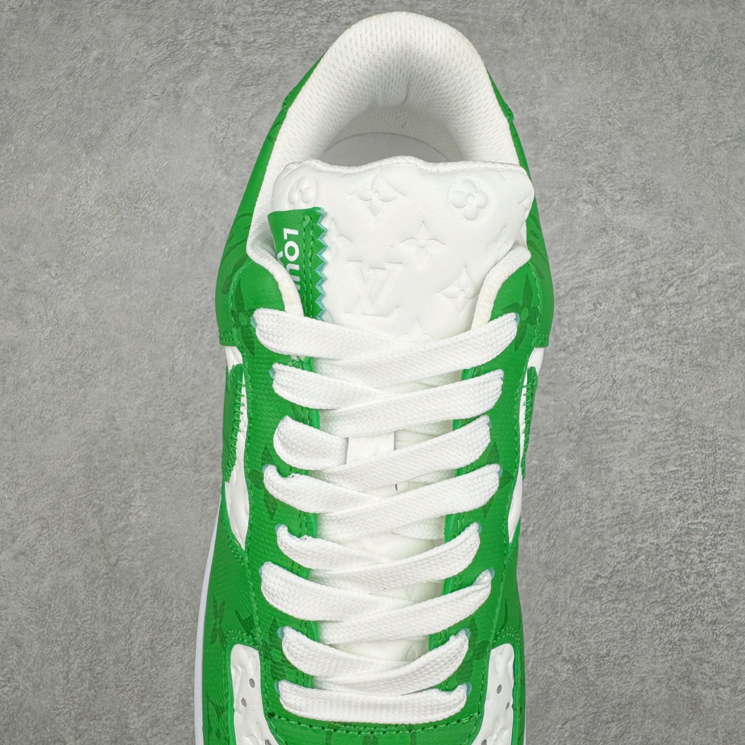 图片[5]-＃东莞纯原 市面独家顶级版本 Louis Vuitton lv x NK Air Force1 Low 空军重磅联名 至今巅峰之作 男款最新升级改良版 25个配色持续更新东莞大厂耗资原鞋开发 当时发售前基本上没货 2级市场买了两双回来开发 一双白蓝女鞋 一双全白男鞋 当时一双价格5w+ 拿到手上有点发抖 全鞋拼接工艺的完美衔接 看不出一点有拼接过的痕迹 最重要的鞋面材料 都需进口订做采用意大利Monogram 纳米牛皮 软度舒适度非常好 报废率也极高 全鞋工艺极其复杂鞋面的印花 压纹都是对于工厂新的摸索和挑战 原版大底私模开发 区别市场低价版本共用老款空军磨具大底 毕竟原版4-5万的鞋 做工材质都是进口最顶级的皮革 质地暗花烫金的拼接凸显高级和质感 鞋身非常轻便大底舒适度非常之高 完全改变了之前Force1 Low 的笨重硬度不舒适的设计 对于品牌和设计师不做多的介绍做好鞋也很想用情怀做铺垫可惜文字格不够 有喜欢关注此款很久的朋友可以考虑下顶级高端fake 一比一的细节 全身心的开发只为还原你购买后称赞还不错的潮鞋 男女鞋尺码 35 36 37 38 39 40 41 42 43 44 45 46-选品中心