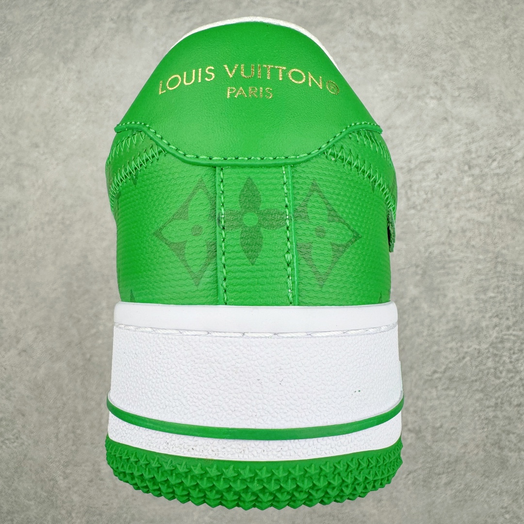 图片[8]-＃东莞纯原 市面独家顶级版本 Louis Vuitton lv x NK Air Force1 Low 空军重磅联名 至今巅峰之作 男款最新升级改良版 25个配色持续更新东莞大厂耗资原鞋开发 当时发售前基本上没货 2级市场买了两双回来开发 一双白蓝女鞋 一双全白男鞋 当时一双价格5w+ 拿到手上有点发抖 全鞋拼接工艺的完美衔接 看不出一点有拼接过的痕迹 最重要的鞋面材料 都需进口订做采用意大利Monogram 纳米牛皮 软度舒适度非常好 报废率也极高 全鞋工艺极其复杂鞋面的印花 压纹都是对于工厂新的摸索和挑战 原版大底私模开发 区别市场低价版本共用老款空军磨具大底 毕竟原版4-5万的鞋 做工材质都是进口最顶级的皮革 质地暗花烫金的拼接凸显高级和质感 鞋身非常轻便大底舒适度非常之高 完全改变了之前Force1 Low 的笨重硬度不舒适的设计 对于品牌和设计师不做多的介绍做好鞋也很想用情怀做铺垫可惜文字格不够 有喜欢关注此款很久的朋友可以考虑下顶级高端fake 一比一的细节 全身心的开发只为还原你购买后称赞还不错的潮鞋 男女鞋尺码 35 36 37 38 39 40 41 42 43 44 45 46-选品中心