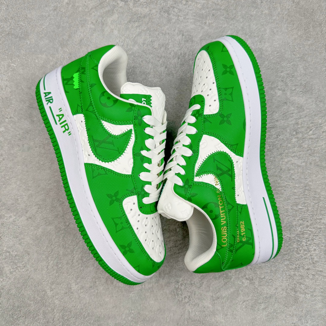 图片[3]-＃东莞纯原 市面独家顶级版本 Louis Vuitton lv x NK Air Force1 Low 空军重磅联名 至今巅峰之作 男款最新升级改良版 25个配色持续更新东莞大厂耗资原鞋开发 当时发售前基本上没货 2级市场买了两双回来开发 一双白蓝女鞋 一双全白男鞋 当时一双价格5w+ 拿到手上有点发抖 全鞋拼接工艺的完美衔接 看不出一点有拼接过的痕迹 最重要的鞋面材料 都需进口订做采用意大利Monogram 纳米牛皮 软度舒适度非常好 报废率也极高 全鞋工艺极其复杂鞋面的印花 压纹都是对于工厂新的摸索和挑战 原版大底私模开发 区别市场低价版本共用老款空军磨具大底 毕竟原版4-5万的鞋 做工材质都是进口最顶级的皮革 质地暗花烫金的拼接凸显高级和质感 鞋身非常轻便大底舒适度非常之高 完全改变了之前Force1 Low 的笨重硬度不舒适的设计 对于品牌和设计师不做多的介绍做好鞋也很想用情怀做铺垫可惜文字格不够 有喜欢关注此款很久的朋友可以考虑下顶级高端fake 一比一的细节 全身心的开发只为还原你购买后称赞还不错的潮鞋 男女鞋尺码 35 36 37 38 39 40 41 42 43 44 45 46-选品中心