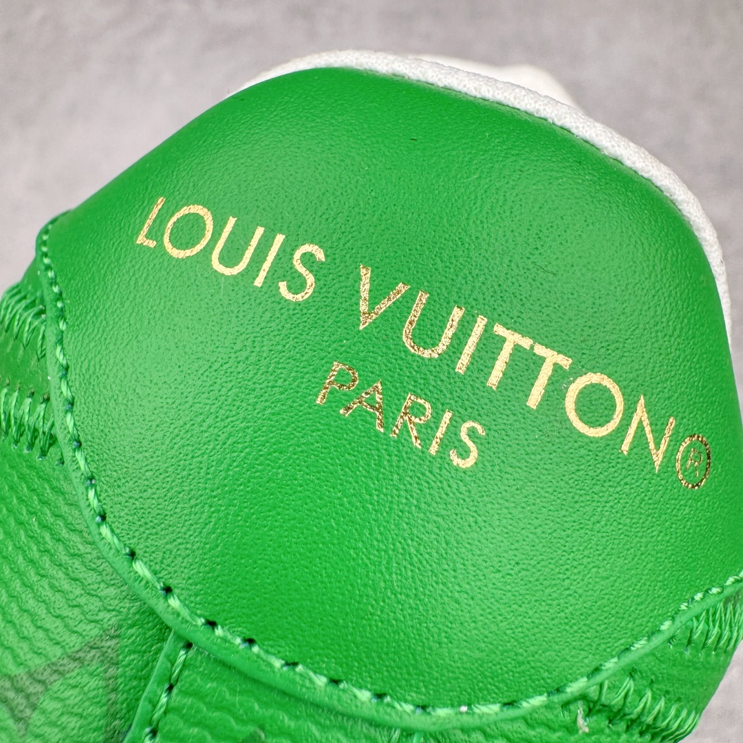图片[13]-＃东莞纯原 市面独家顶级版本 Louis Vuitton lv x NK Air Force1 Low 空军重磅联名 至今巅峰之作 男款最新升级改良版 25个配色持续更新东莞大厂耗资原鞋开发 当时发售前基本上没货 2级市场买了两双回来开发 一双白蓝女鞋 一双全白男鞋 当时一双价格5w+ 拿到手上有点发抖 全鞋拼接工艺的完美衔接 看不出一点有拼接过的痕迹 最重要的鞋面材料 都需进口订做采用意大利Monogram 纳米牛皮 软度舒适度非常好 报废率也极高 全鞋工艺极其复杂鞋面的印花 压纹都是对于工厂新的摸索和挑战 原版大底私模开发 区别市场低价版本共用老款空军磨具大底 毕竟原版4-5万的鞋 做工材质都是进口最顶级的皮革 质地暗花烫金的拼接凸显高级和质感 鞋身非常轻便大底舒适度非常之高 完全改变了之前Force1 Low 的笨重硬度不舒适的设计 对于品牌和设计师不做多的介绍做好鞋也很想用情怀做铺垫可惜文字格不够 有喜欢关注此款很久的朋友可以考虑下顶级高端fake 一比一的细节 全身心的开发只为还原你购买后称赞还不错的潮鞋 男女鞋尺码 35 36 37 38 39 40 41 42 43 44 45 46-选品中心