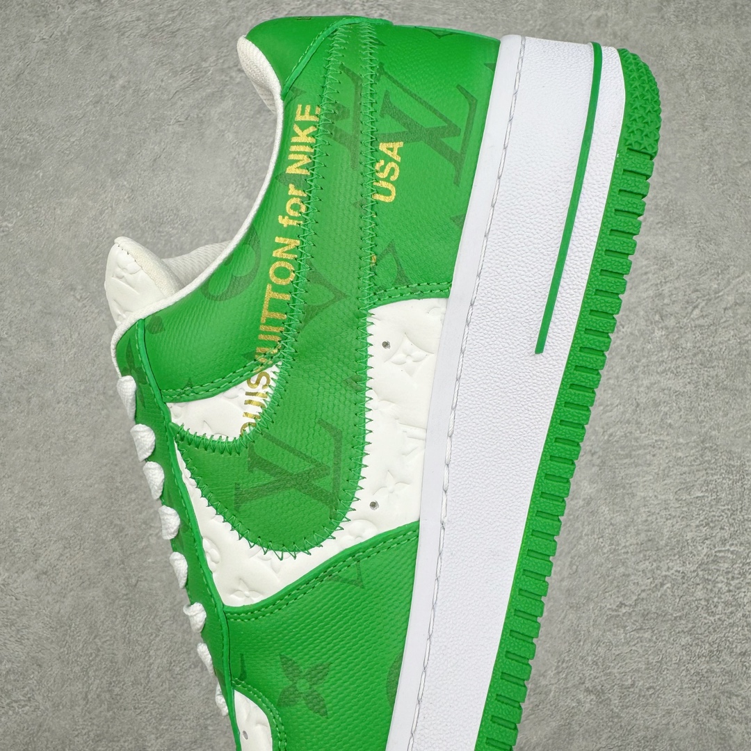 图片[7]-＃东莞纯原 市面独家顶级版本 Louis Vuitton lv x NK Air Force1 Low 空军重磅联名 至今巅峰之作 男款最新升级改良版 25个配色持续更新东莞大厂耗资原鞋开发 当时发售前基本上没货 2级市场买了两双回来开发 一双白蓝女鞋 一双全白男鞋 当时一双价格5w+ 拿到手上有点发抖 全鞋拼接工艺的完美衔接 看不出一点有拼接过的痕迹 最重要的鞋面材料 都需进口订做采用意大利Monogram 纳米牛皮 软度舒适度非常好 报废率也极高 全鞋工艺极其复杂鞋面的印花 压纹都是对于工厂新的摸索和挑战 原版大底私模开发 区别市场低价版本共用老款空军磨具大底 毕竟原版4-5万的鞋 做工材质都是进口最顶级的皮革 质地暗花烫金的拼接凸显高级和质感 鞋身非常轻便大底舒适度非常之高 完全改变了之前Force1 Low 的笨重硬度不舒适的设计 对于品牌和设计师不做多的介绍做好鞋也很想用情怀做铺垫可惜文字格不够 有喜欢关注此款很久的朋友可以考虑下顶级高端fake 一比一的细节 全身心的开发只为还原你购买后称赞还不错的潮鞋 男女鞋尺码 35 36 37 38 39 40 41 42 43 44 45 46-选品中心